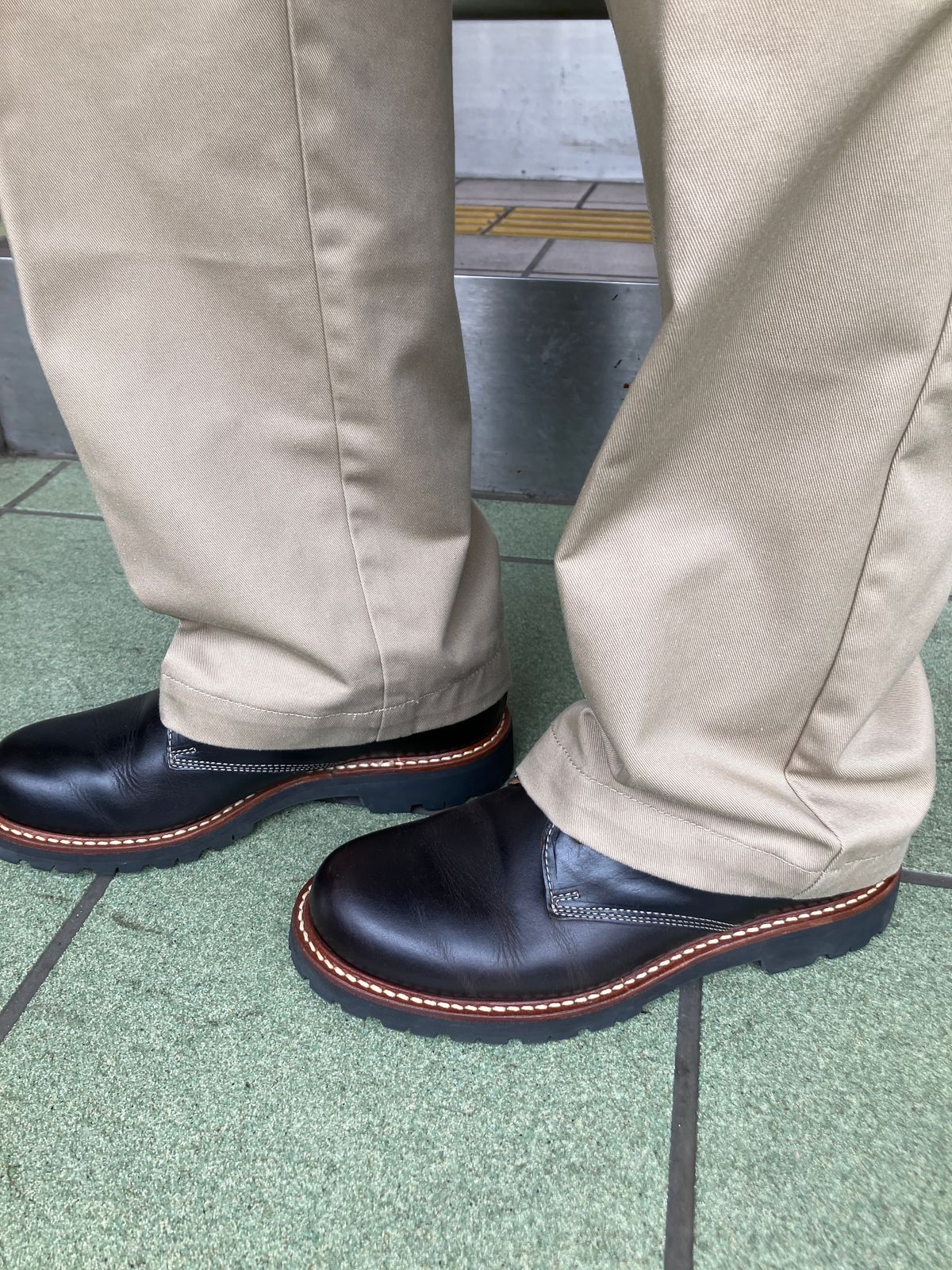Photo by maru on June 9, 2025 of the Danner Moreland Oxford in Horween Black Chromexcel.