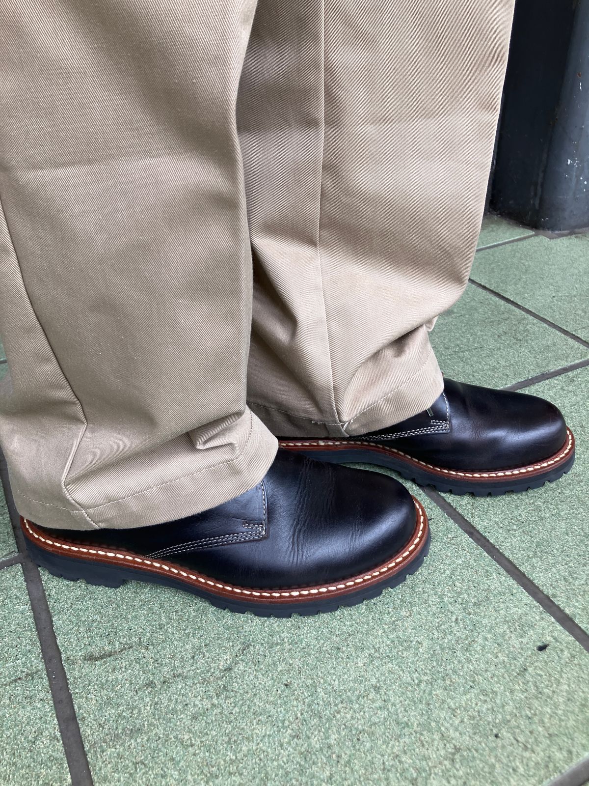Photo by maru on June 9, 2025 of the Danner Moreland Oxford in Horween Black Chromexcel.