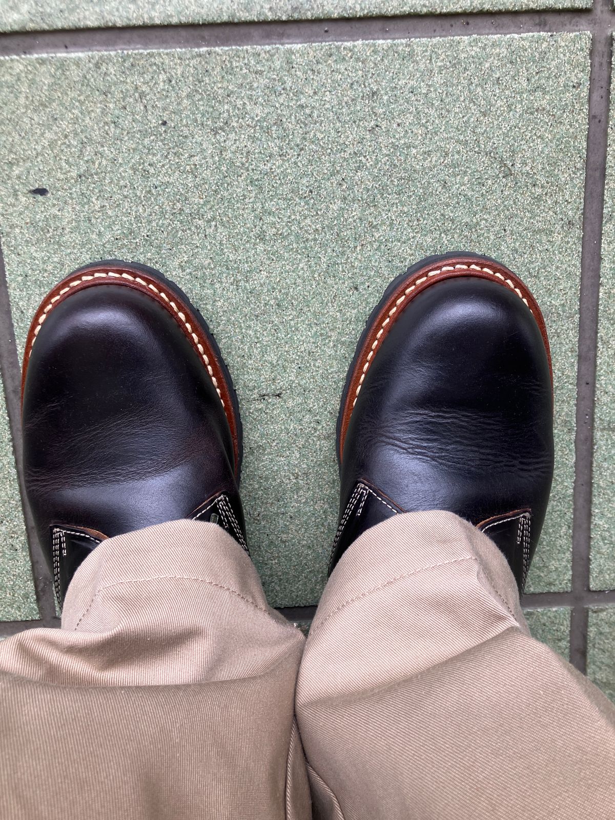 Photo by maru on June 9, 2025 of the Danner Moreland Oxford in Horween Black Chromexcel.