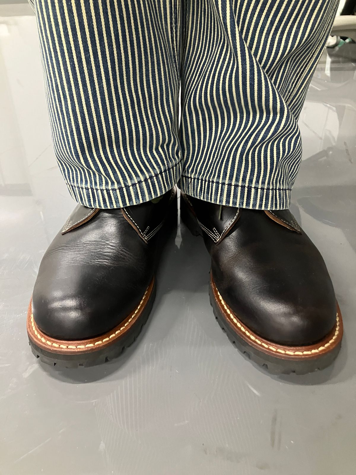Photo by maru on June 17, 2025 of the Danner Moreland Oxford in Horween Black Chromexcel.
