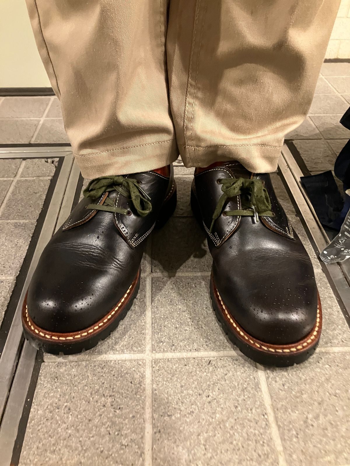Photo by maru on June 26, 2025 of the Danner Moreland Oxford in Horween Black Chromexcel.