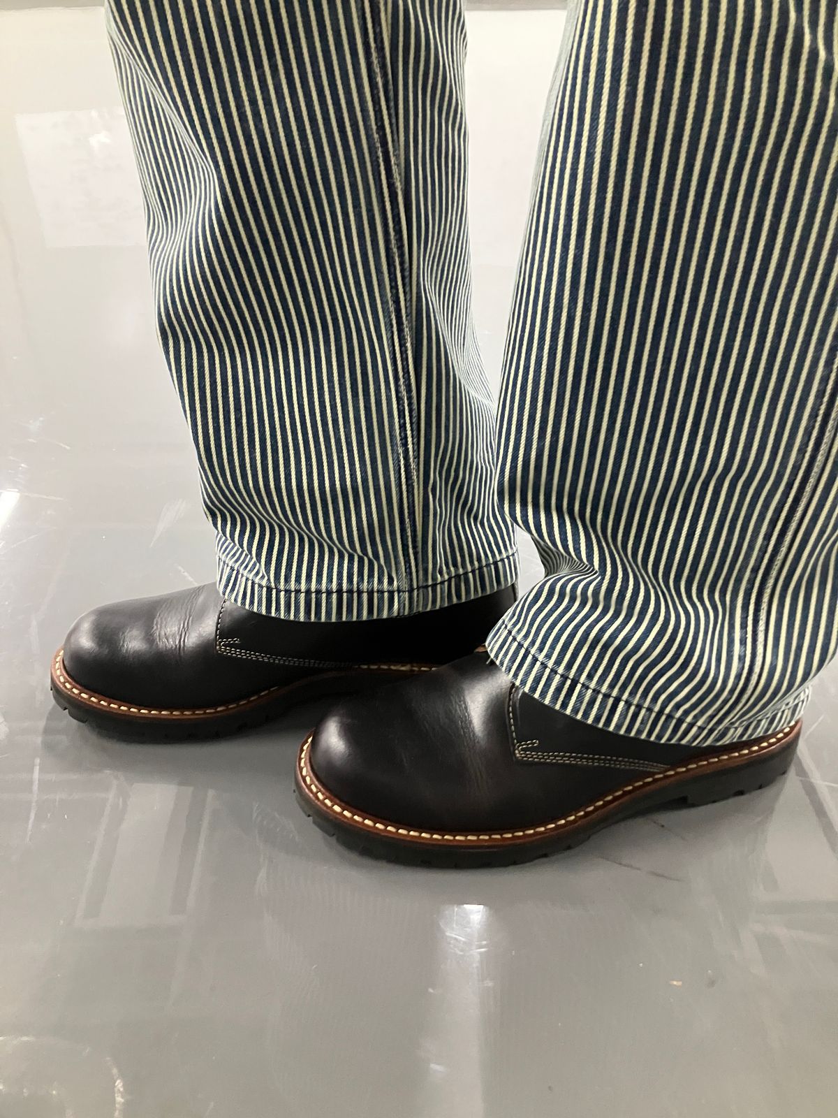 Photo by maru on June 17, 2025 of the Danner Moreland Oxford in Horween Black Chromexcel.