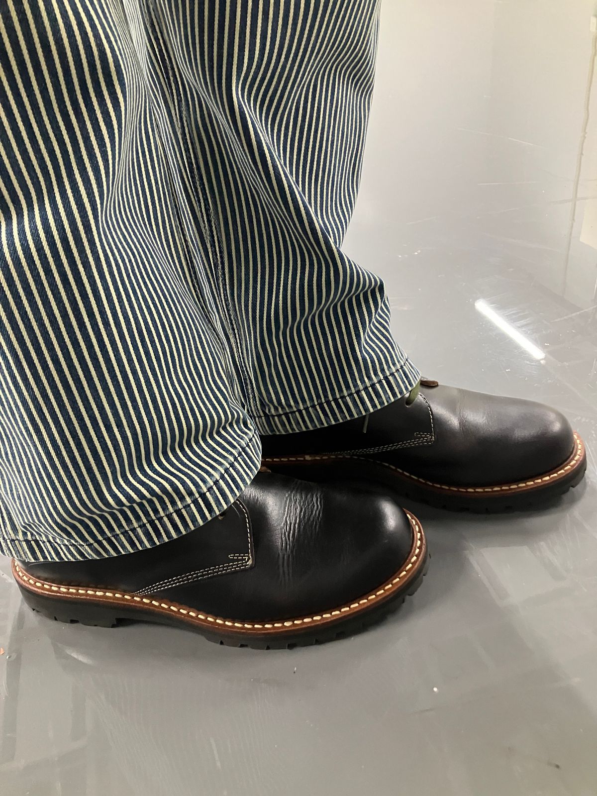 Photo by maru on June 17, 2025 of the Danner Moreland Oxford in Horween Black Chromexcel.