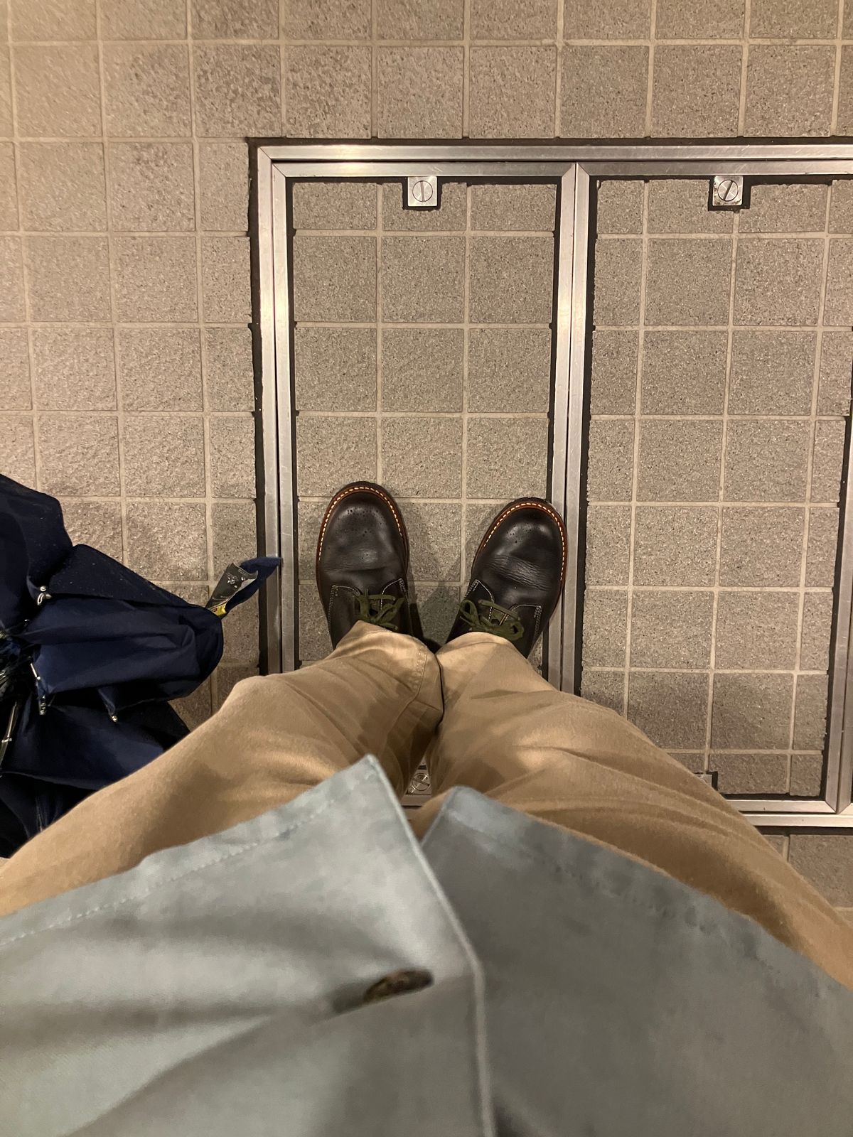 Photo by maru on June 26, 2025 of the Danner Moreland Oxford in Horween Black Chromexcel.
