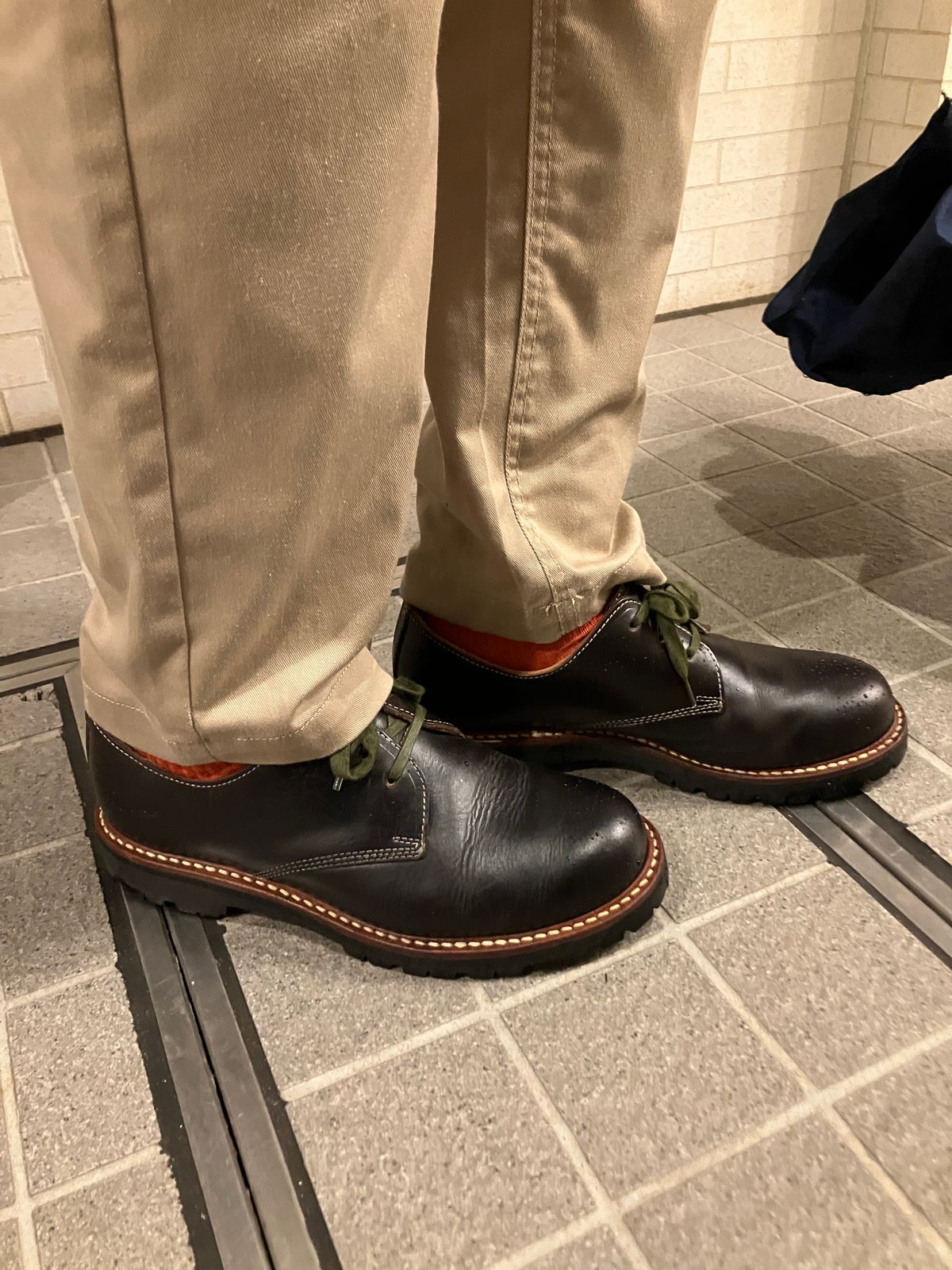Photo by maru on June 26, 2025 of the Danner Moreland Oxford in Horween Black Chromexcel.
