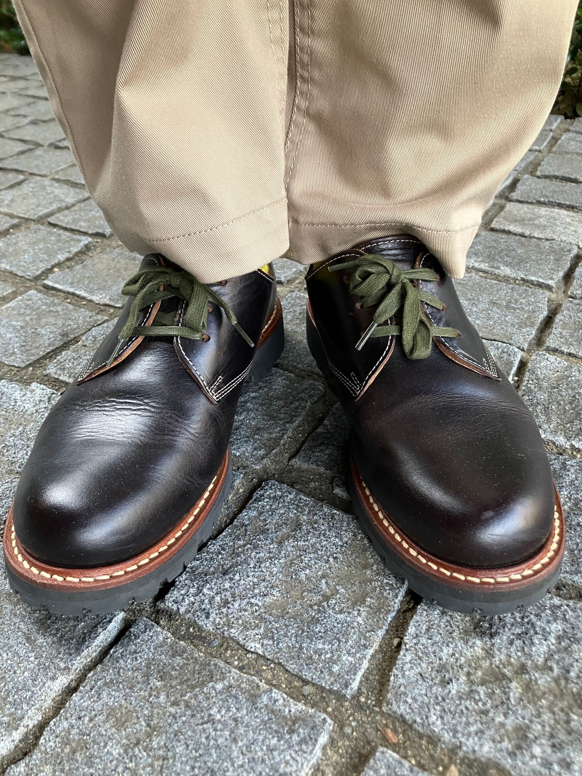 Photo by maru on May 28, 2025 of the Danner Moreland Oxford in Horween Black Chromexcel.