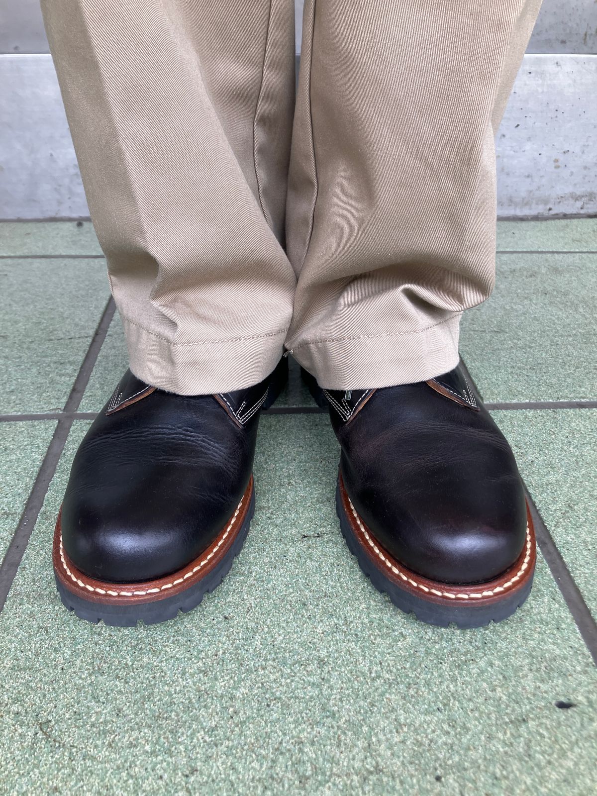 Photo by maru on June 9, 2025 of the Danner Moreland Oxford in Horween Black Chromexcel.