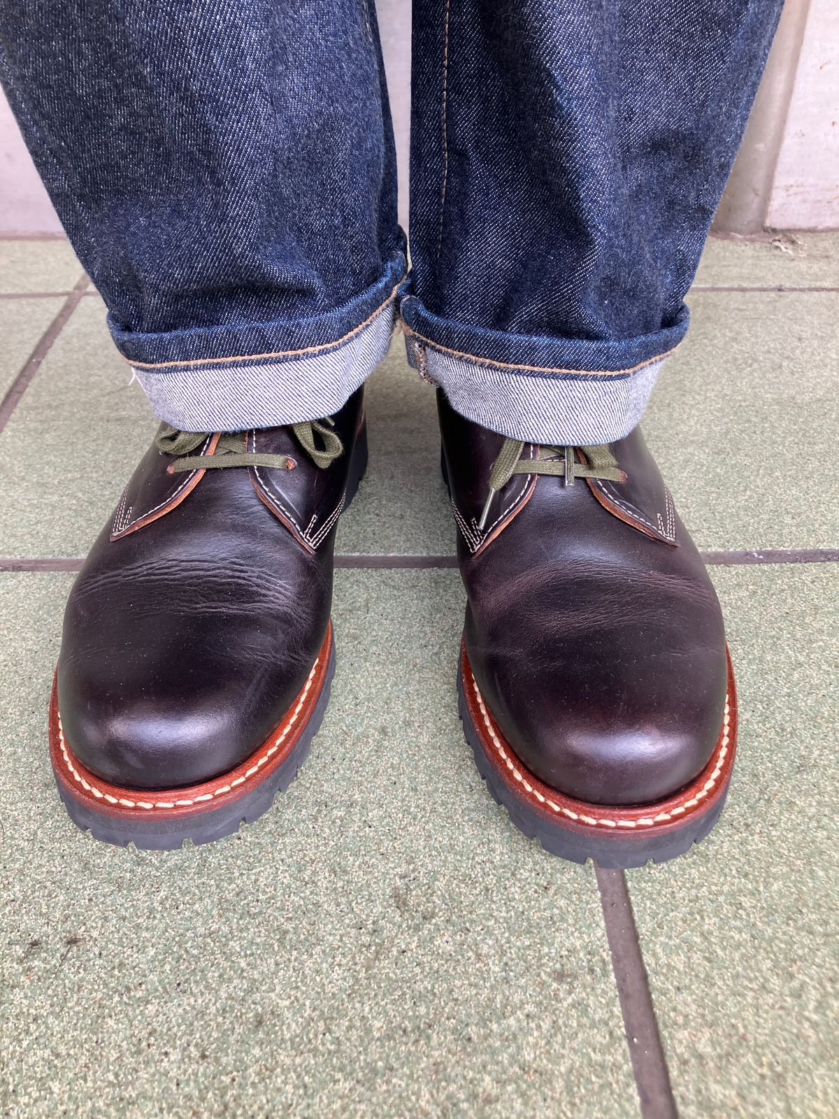 Photo by maru on July 8, 2025 of the Danner Moreland Oxford in Horween Black Chromexcel.