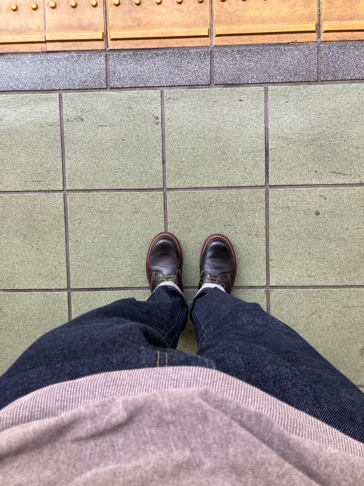 Photo by maru on July 8, 2025 of the Danner Moreland Oxford in Horween Black Chromexcel.