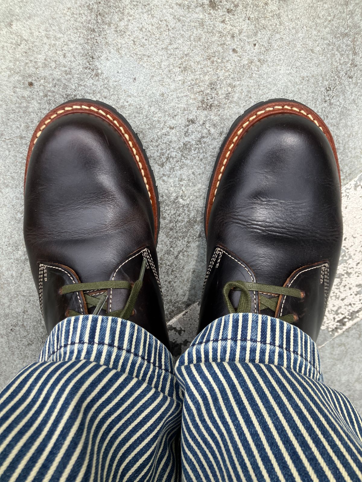 Photo by maru on July 27, 2025 of the Danner Moreland Oxford in Horween Black Chromexcel.