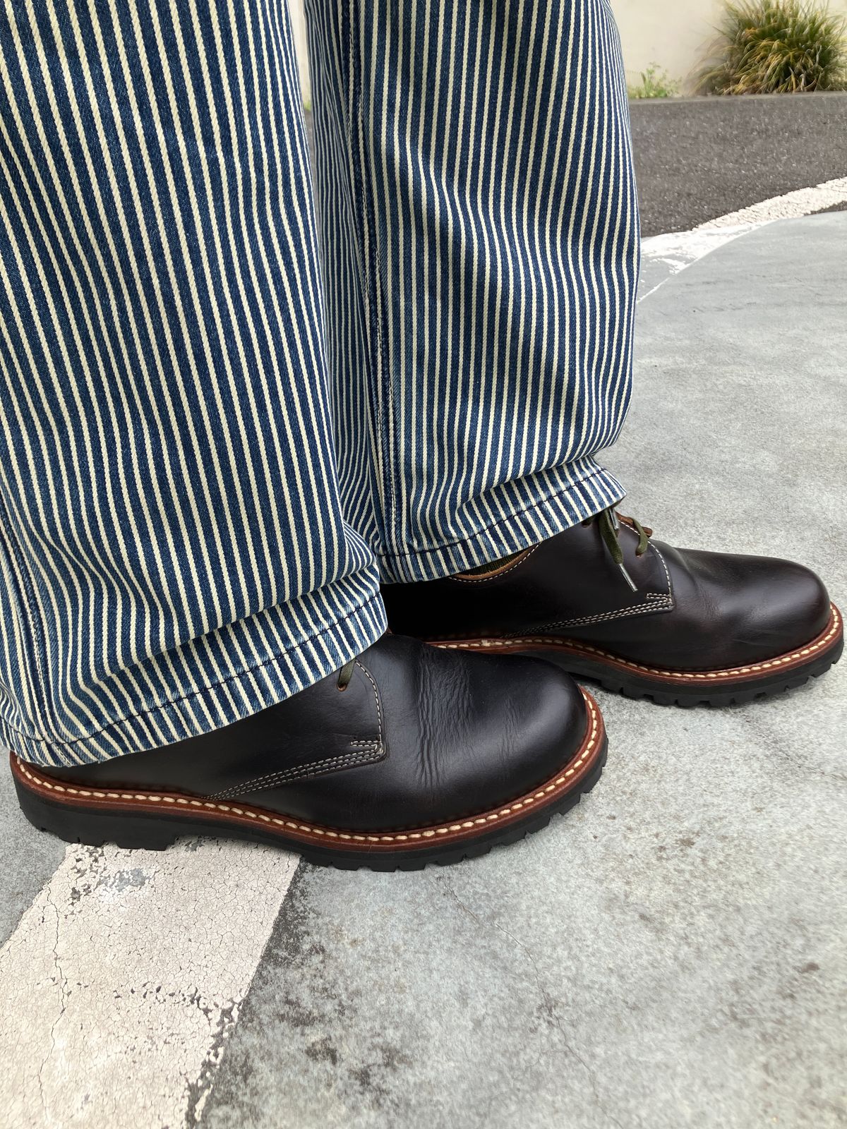 Photo by maru on July 27, 2025 of the Danner Moreland Oxford in Horween Black Chromexcel.