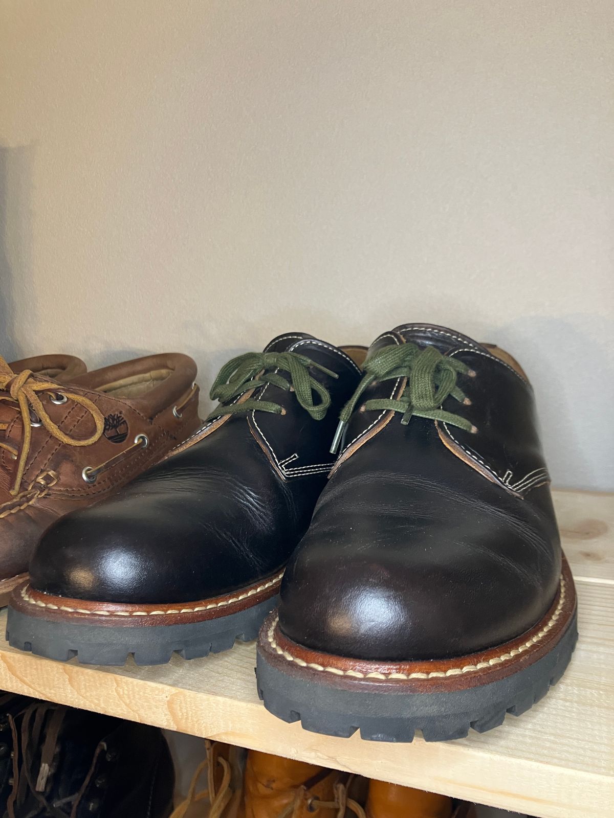 Photo by maru on August 7, 2025 of the Danner Moreland Oxford in Horween Black Chromexcel.