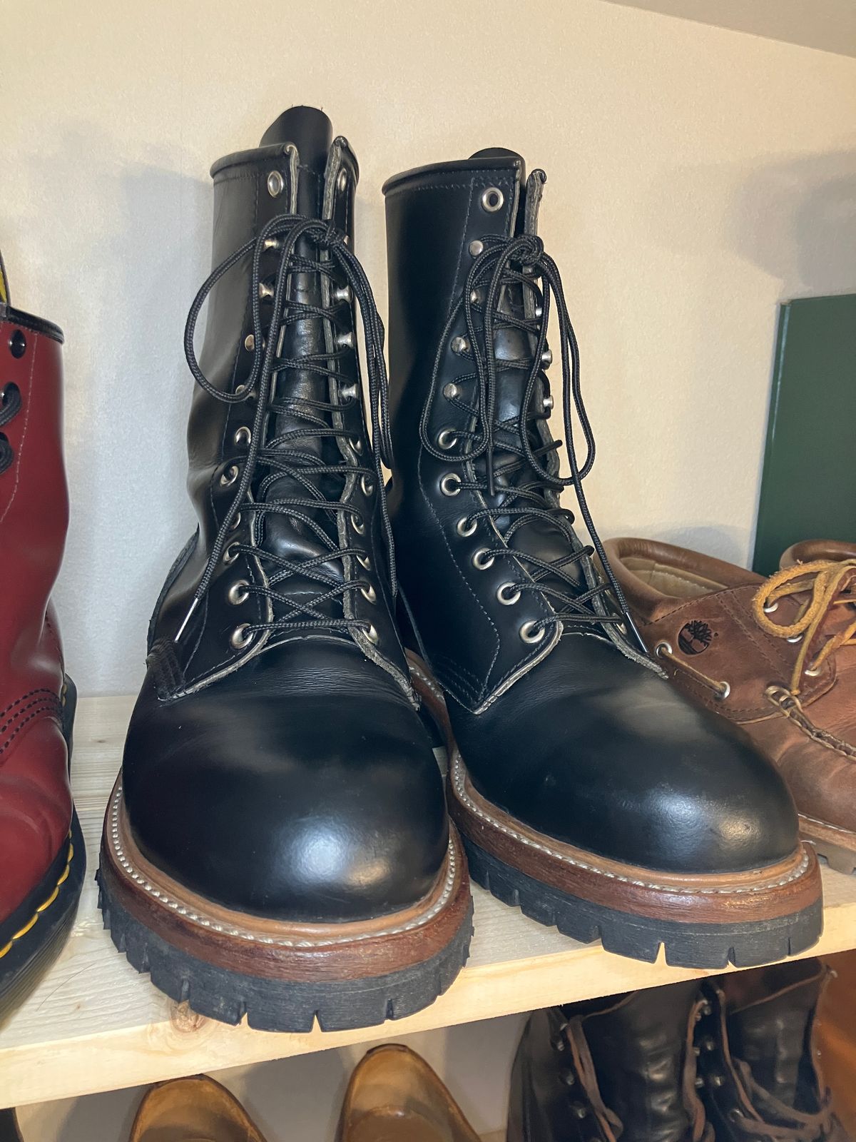 Photo by maru on May 18, 2025 of the Red Wing 8210 Logger Boots in S.B. Foot Black Chrome.