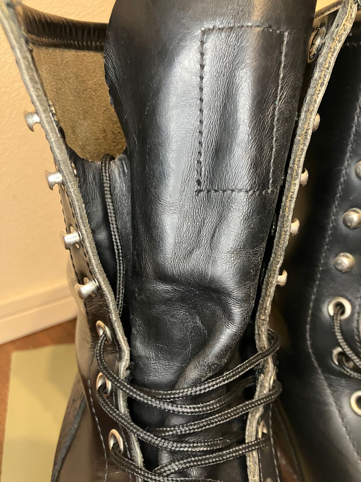 Photo by maru on May 18, 2025 of the Red Wing 8210 Logger Boots in S.B. Foot Black Chrome.