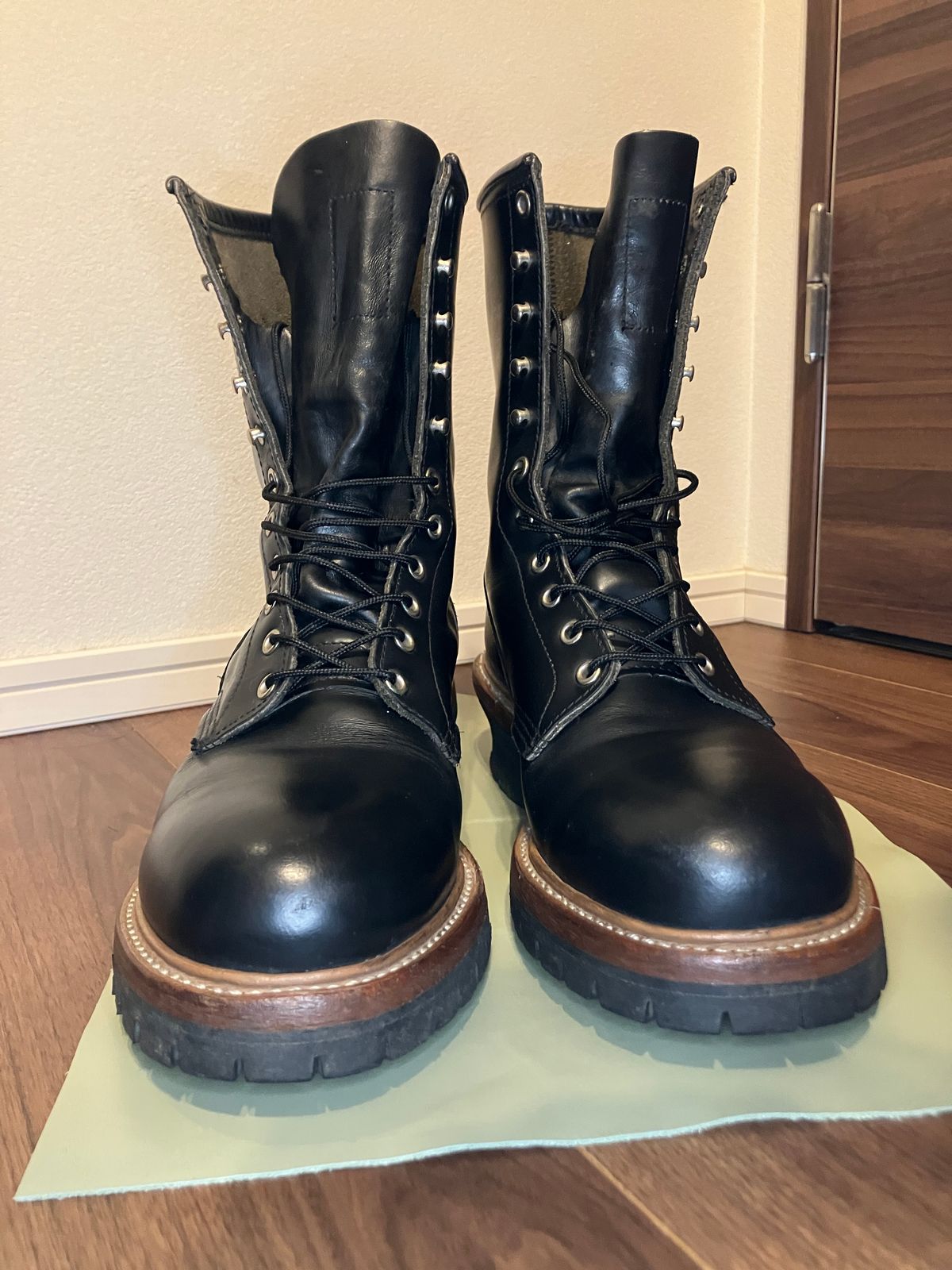 Photo by maru on May 18, 2025 of the Red Wing 8210 Logger Boots in S.B. Foot Black Chrome.