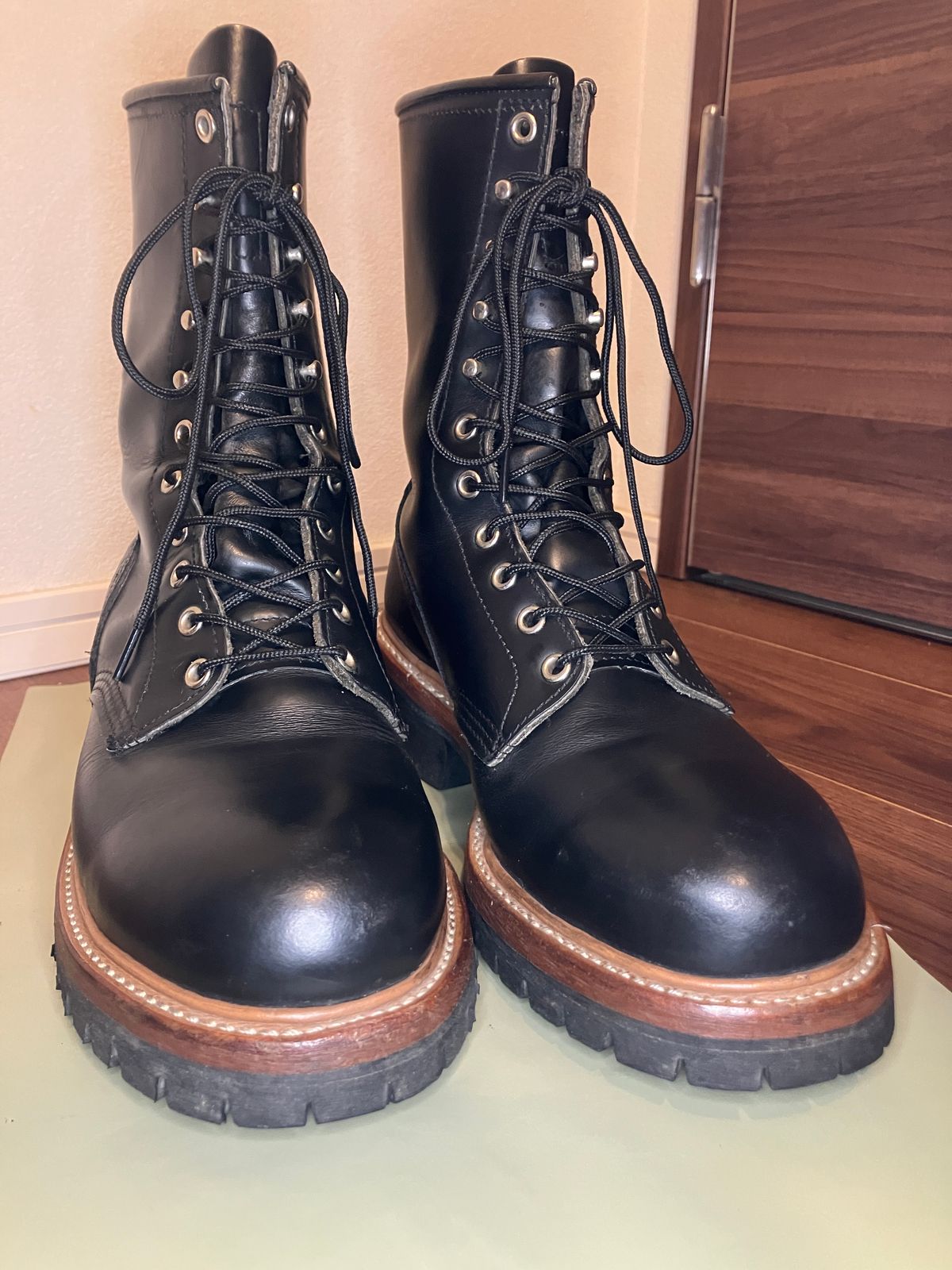 Photo by maru on May 18, 2025 of the Red Wing 8210 Logger Boots in S.B. Foot Black Chrome.