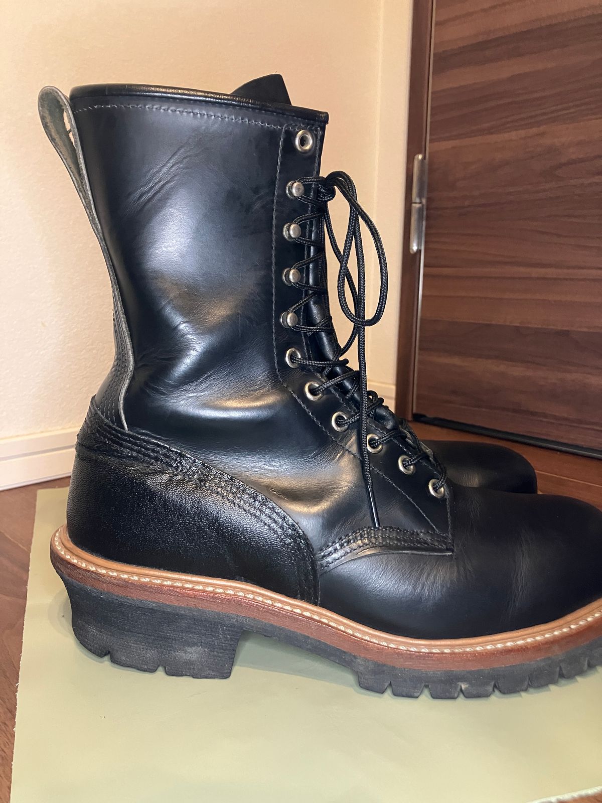 Photo by maru on May 18, 2025 of the Red Wing 8210 Logger Boots in S.B. Foot Black Chrome.