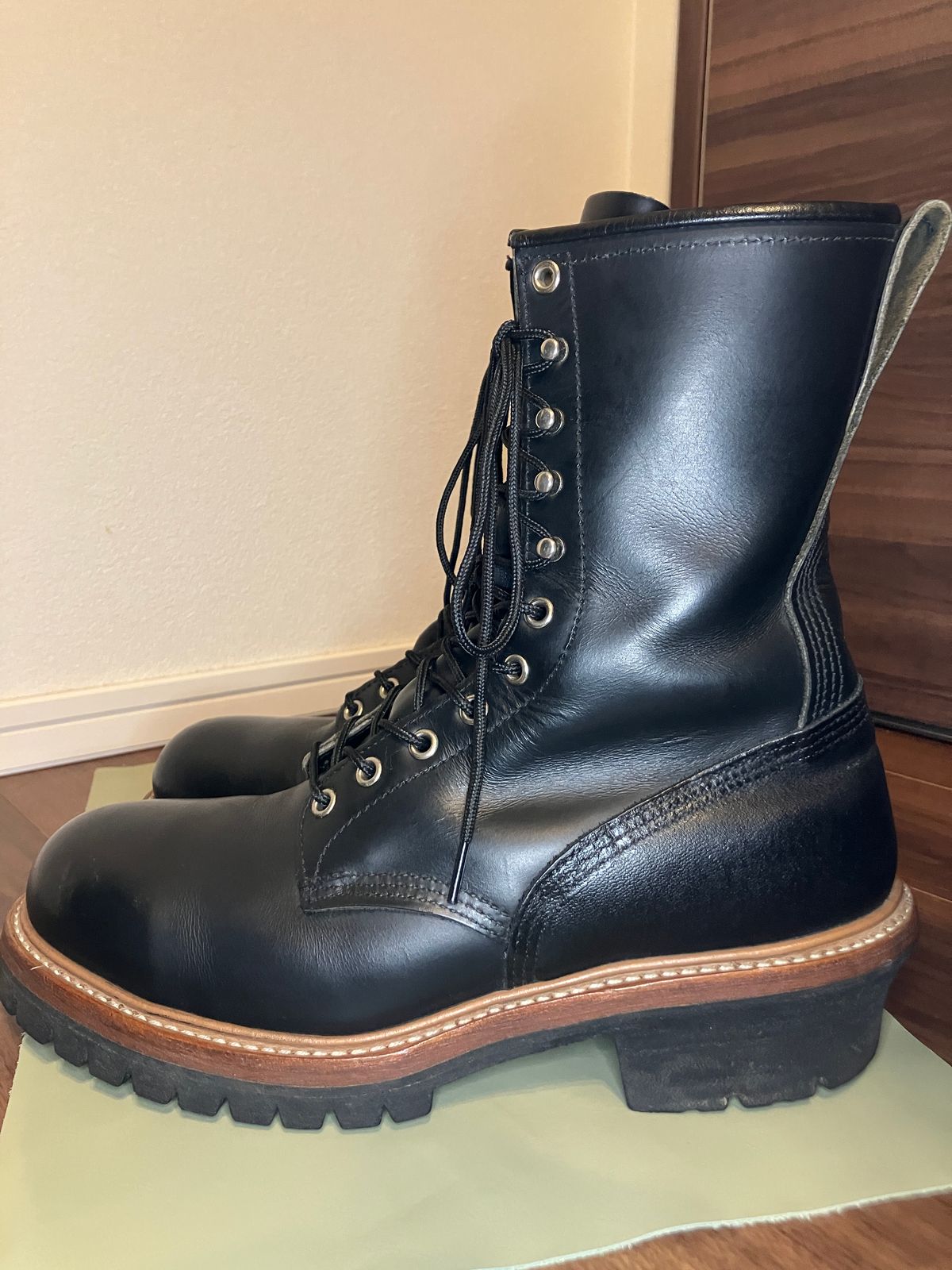 Photo by maru on May 18, 2025 of the Red Wing 8210 Logger Boots in S.B. Foot Black Chrome.