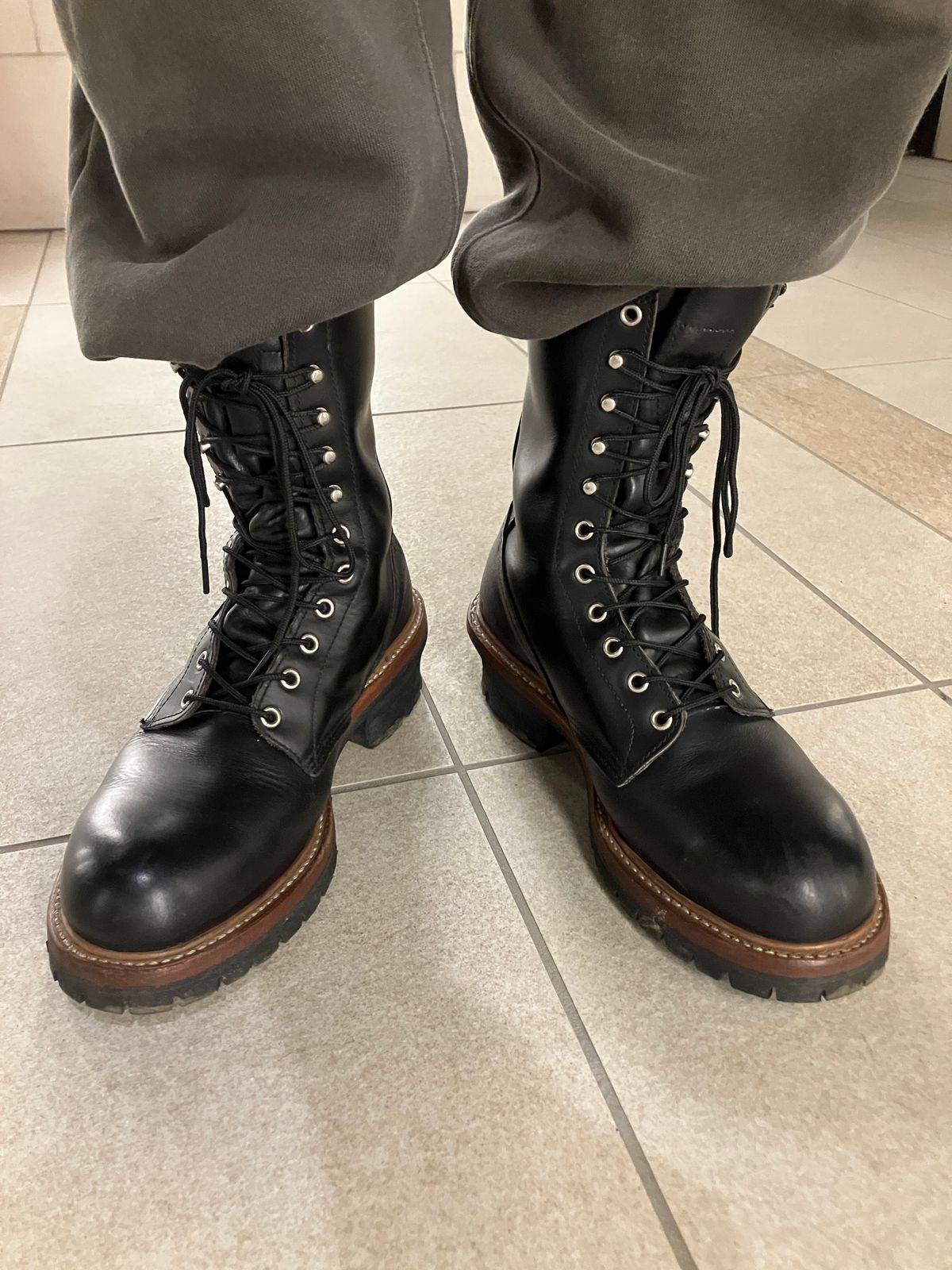 Photo by maru on June 8, 2025 of the Red Wing 8210 Logger Boots in S.B. Foot Black Chrome.