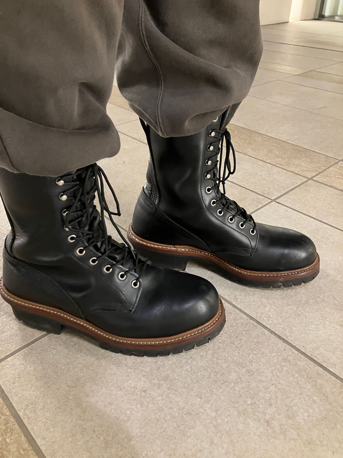 Photo by maru on June 8, 2025 of the Red Wing 8210 Logger Boots in S.B. Foot Black Chrome.