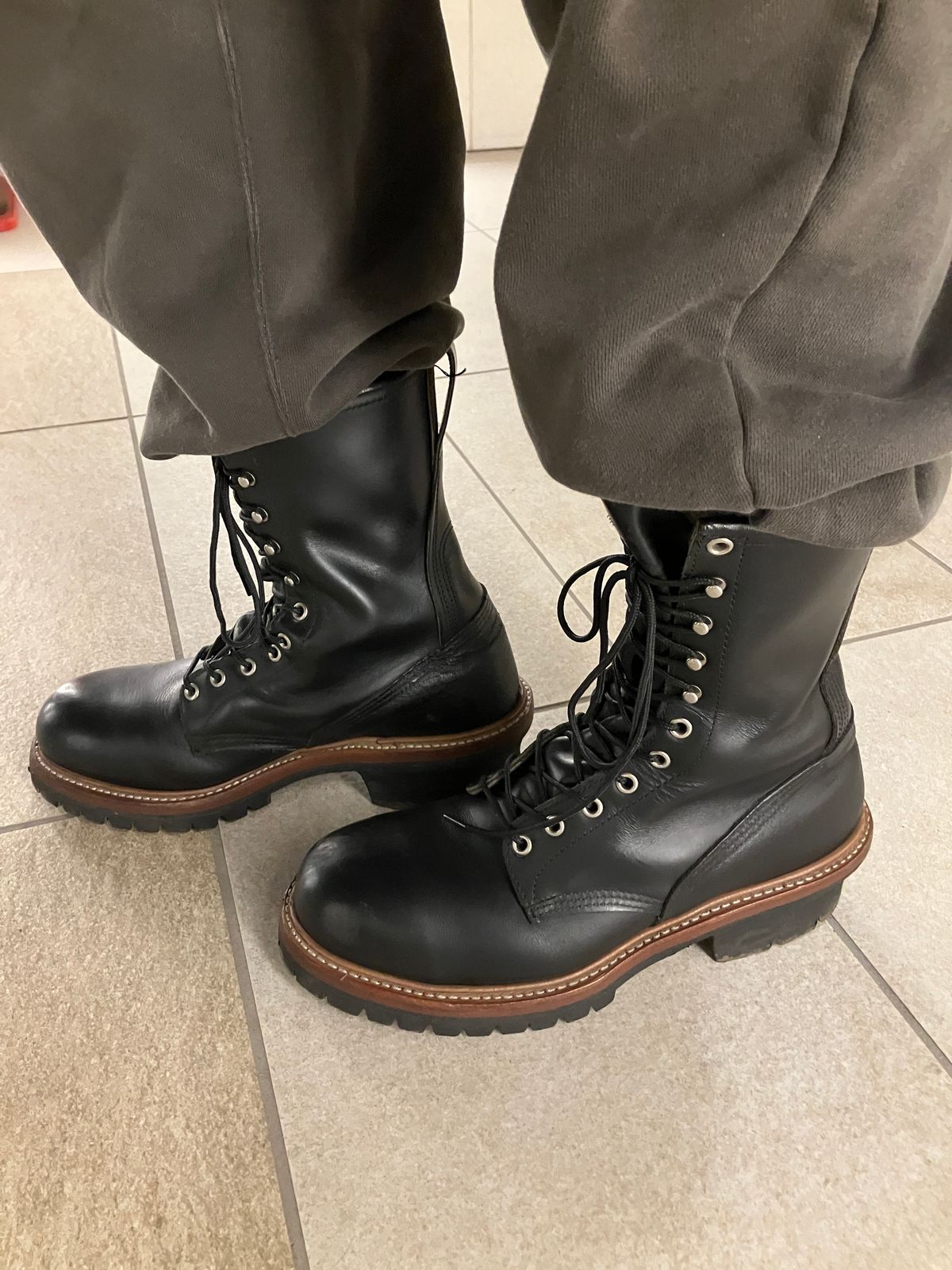 Photo by maru on June 8, 2025 of the Red Wing 8210 Logger Boots in S.B. Foot Black Chrome.