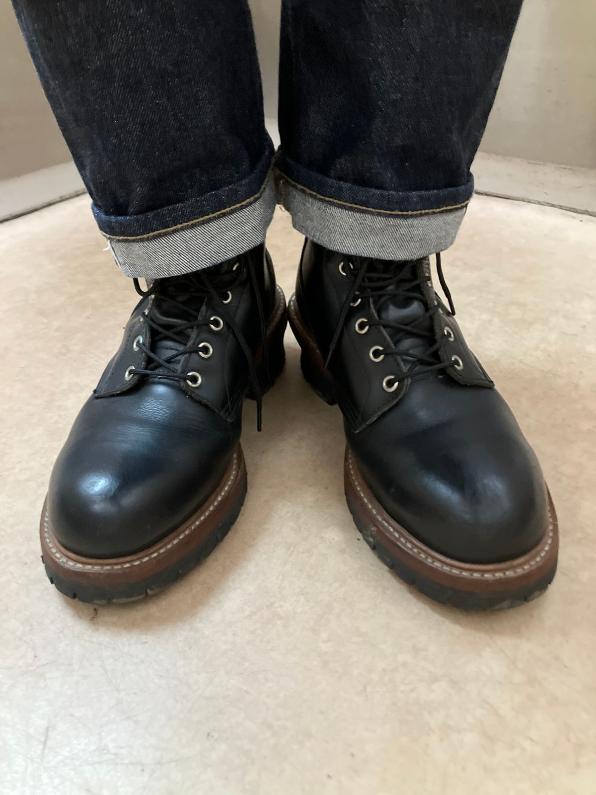 Photo by maru on June 14, 2025 of the Red Wing 8210 Logger Boots in S.B. Foot Black Chrome.