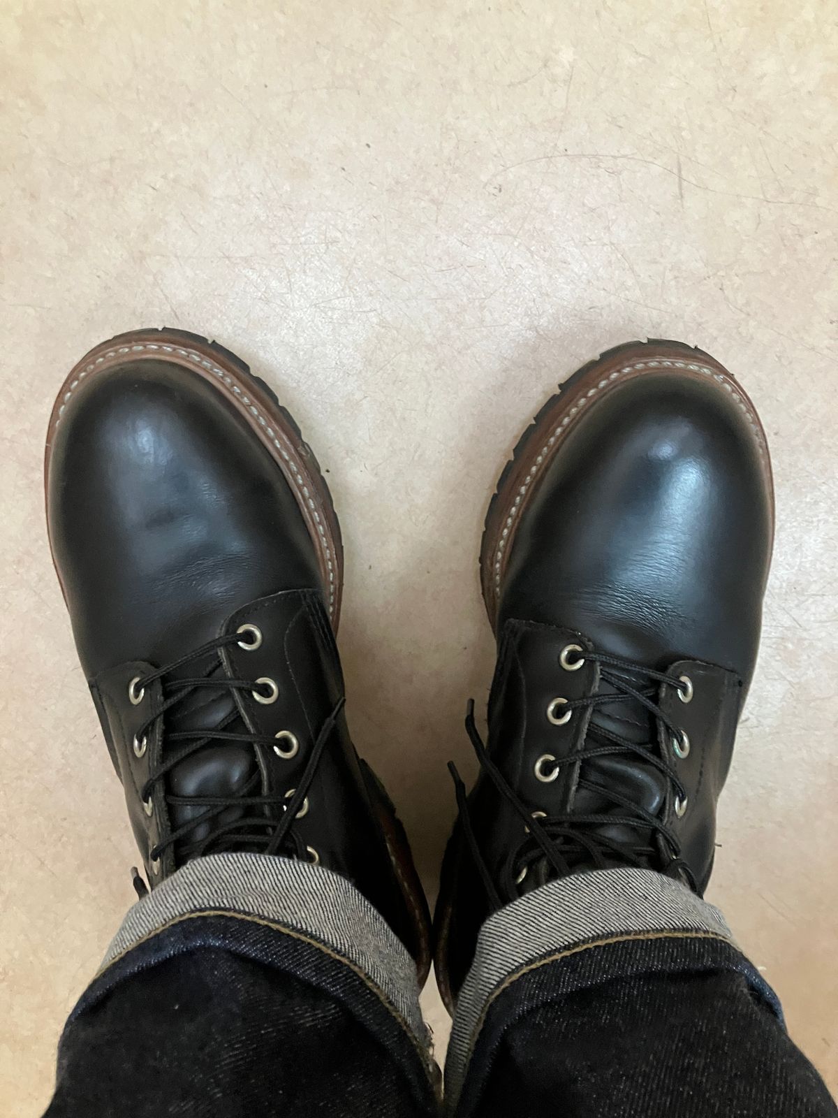 Photo by maru on June 14, 2025 of the Red Wing 8210 Logger Boots in S.B. Foot Black Chrome.