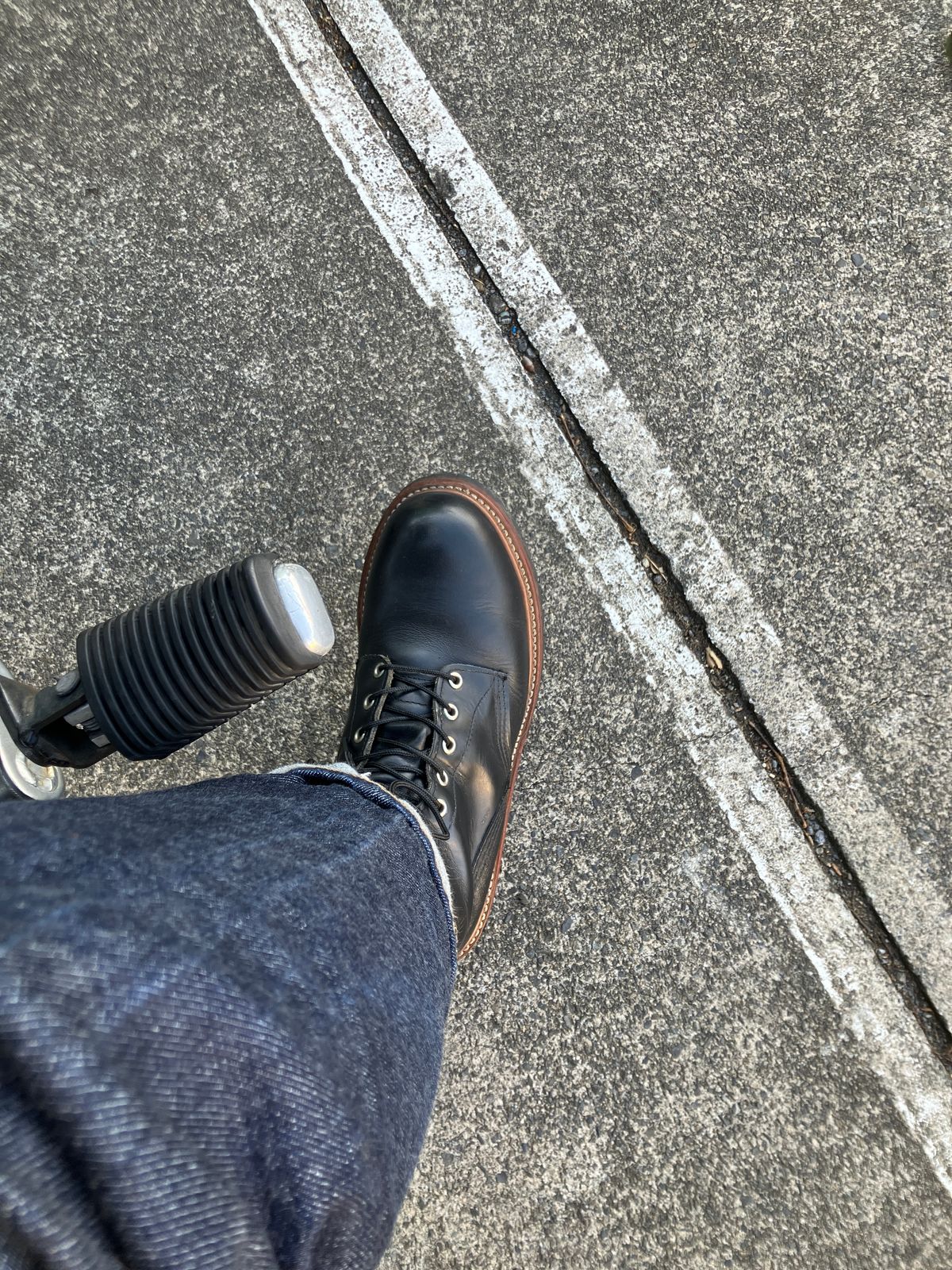 Photo by maru on June 21, 2025 of the Red Wing 8210 Logger Boots in S.B. Foot Black Chrome.