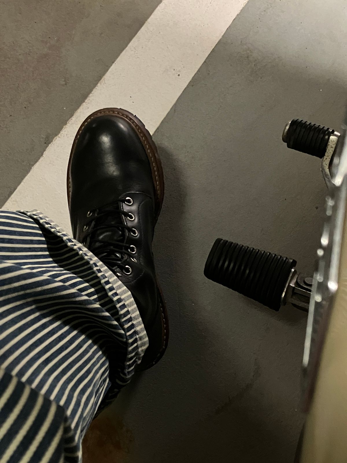 Photo by maru on May 25, 2025 of the Red Wing 8210 Logger Boots in S.B. Foot Black Chrome.