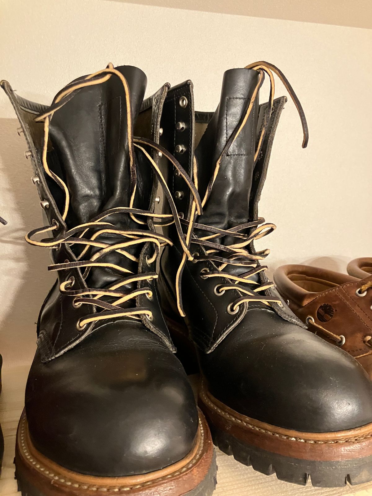 Photo by maru on July 5, 2025 of the Red Wing 8210 Logger Boots in S.B. Foot Black Chrome.