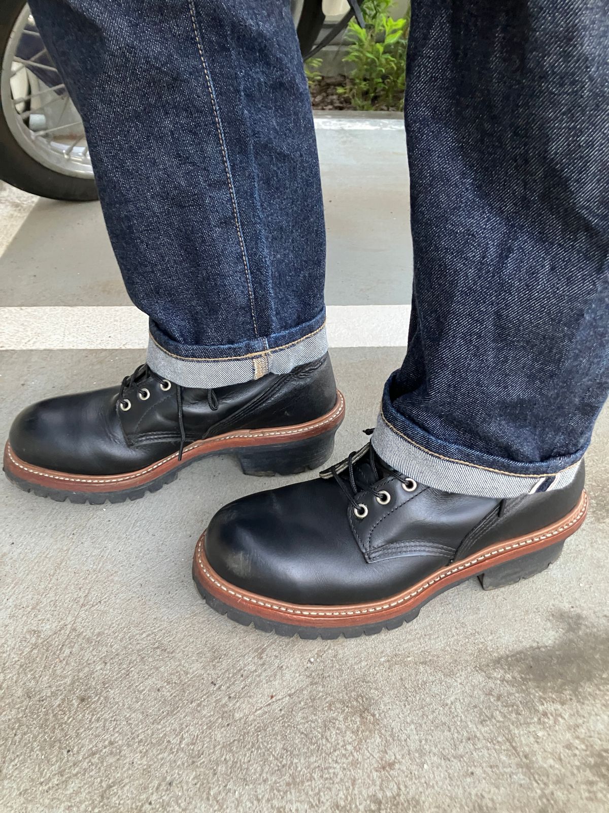 Photo by maru on June 21, 2025 of the Red Wing 8210 Logger Boots in S.B. Foot Black Chrome.