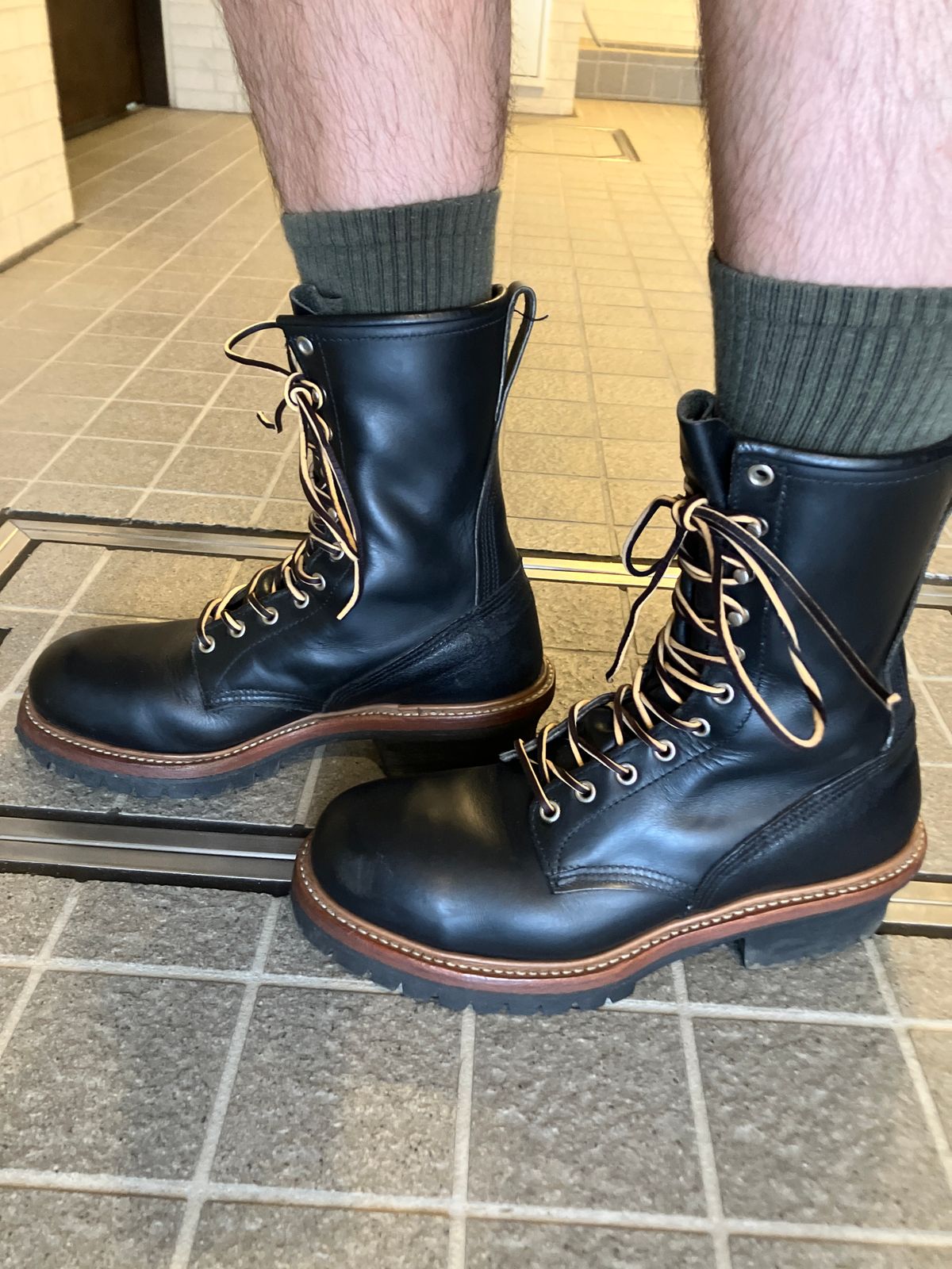 Photo by maru on July 5, 2025 of the Red Wing 8210 Logger Boots in S.B. Foot Black Chrome.