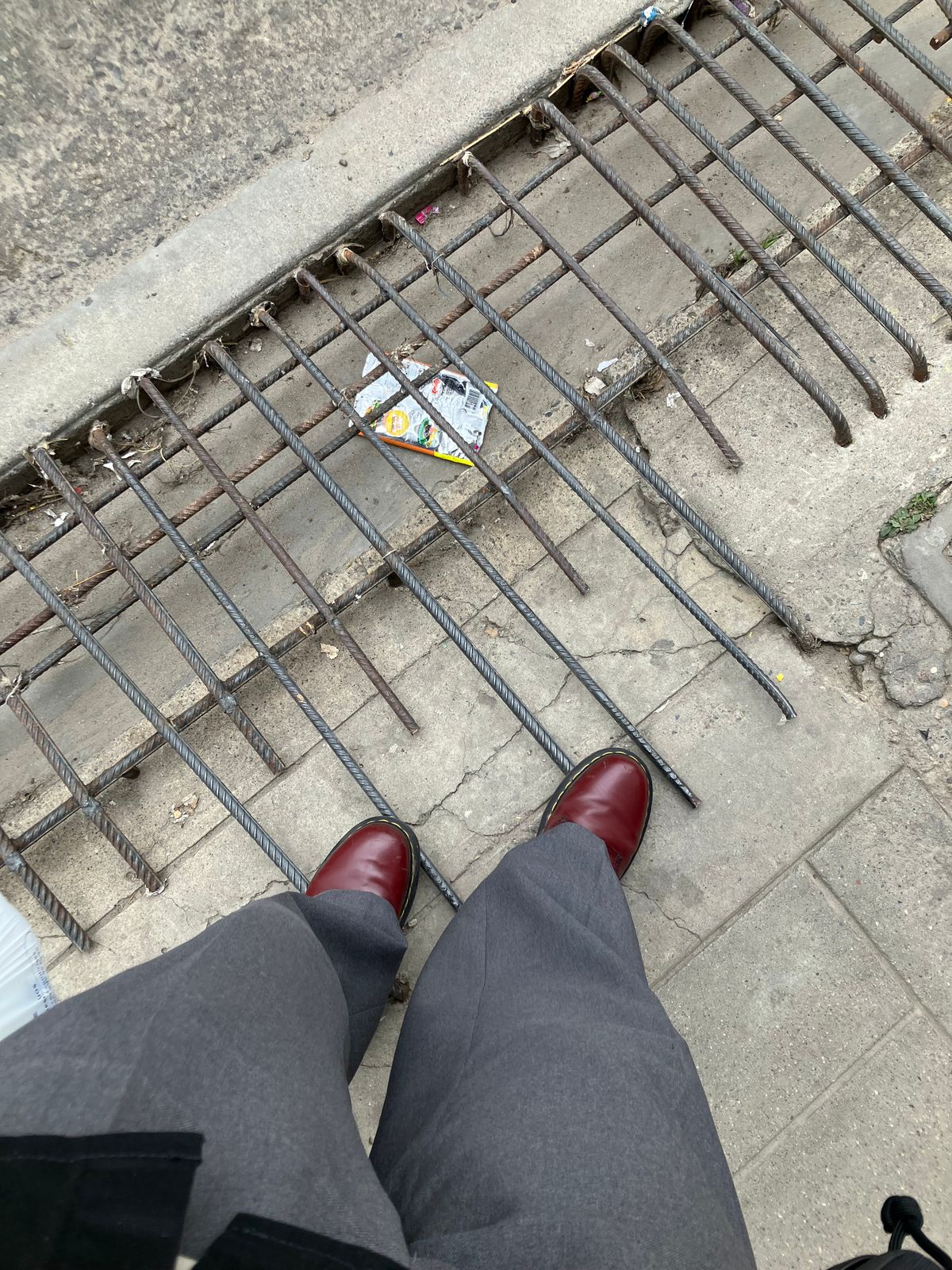 Photo by maru on November 4, 2024 of the Dr. Martens 1460 8Hole Boots in Dr. Martens Smooth Leather Cherry Red.