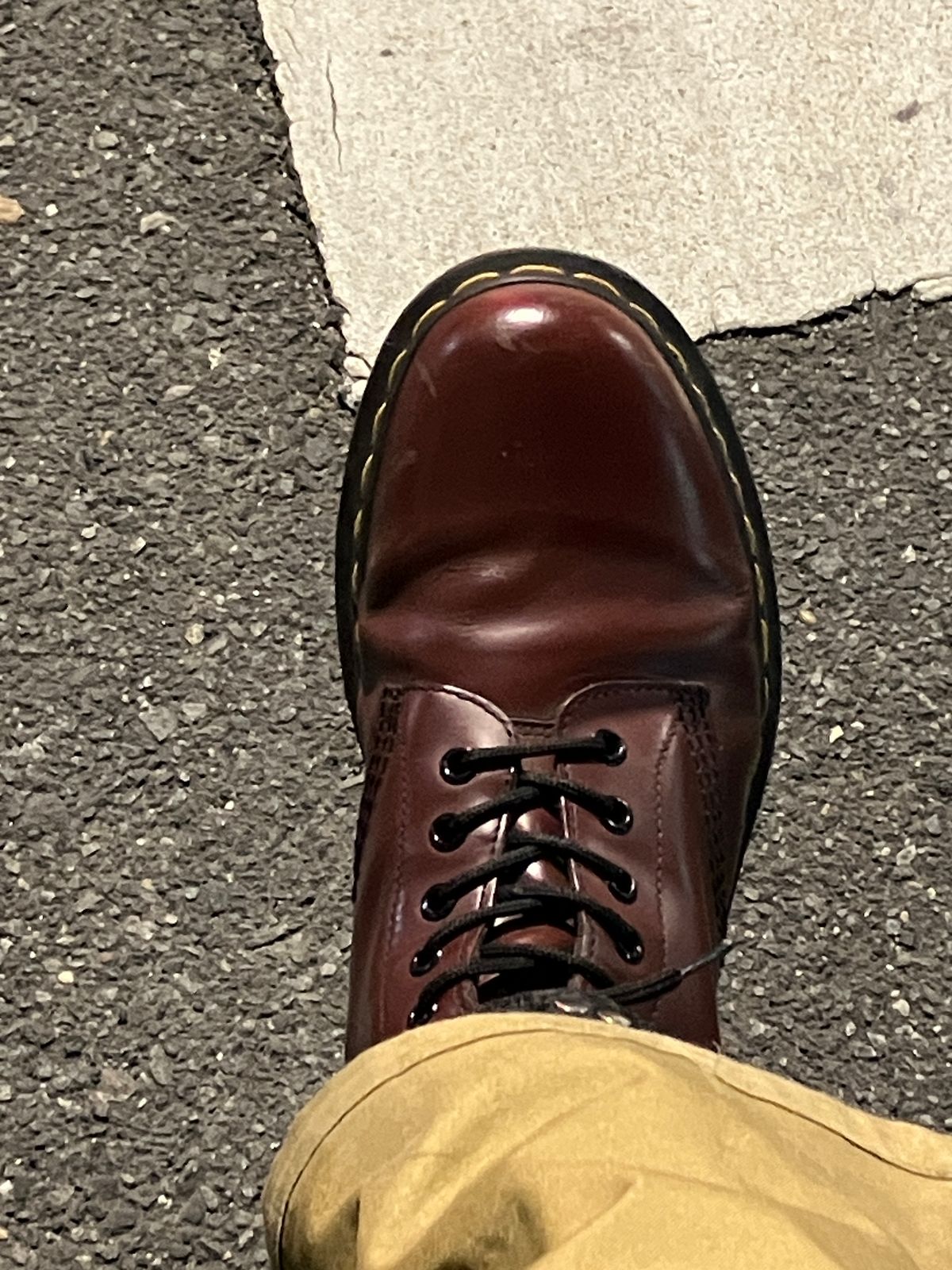 Photo by maru on December 22, 2024 of the Dr. Martens 1460 8Hole Boots in Dr. Martens Smooth Leather Cherry Red.