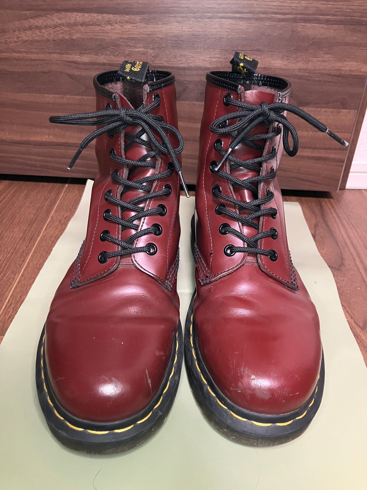 Photo by maru on December 23, 2024 of the Dr. Martens 1460 8Hole Boots in Dr. Martens Smooth Leather Cherry Red.