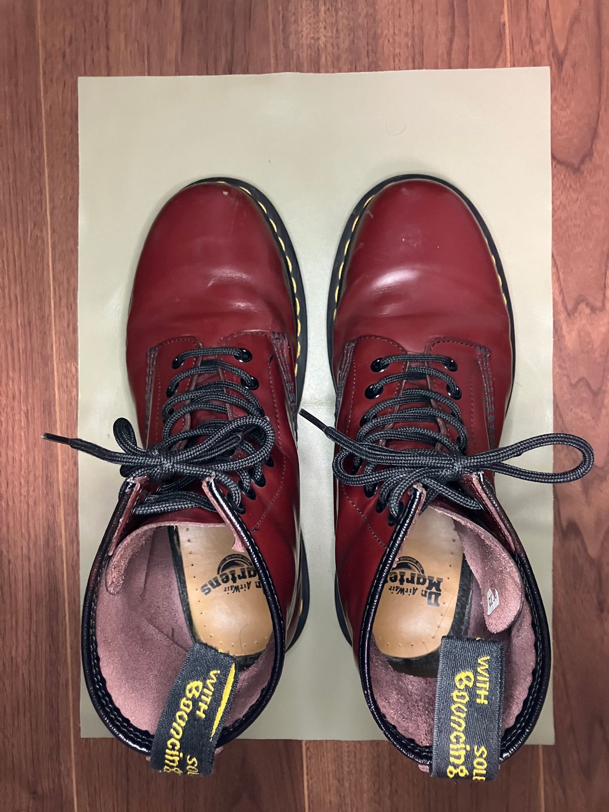 Photo by maru on December 23, 2024 of the Dr. Martens 1460 8Hole Boots in Dr. Martens Smooth Leather Cherry Red.