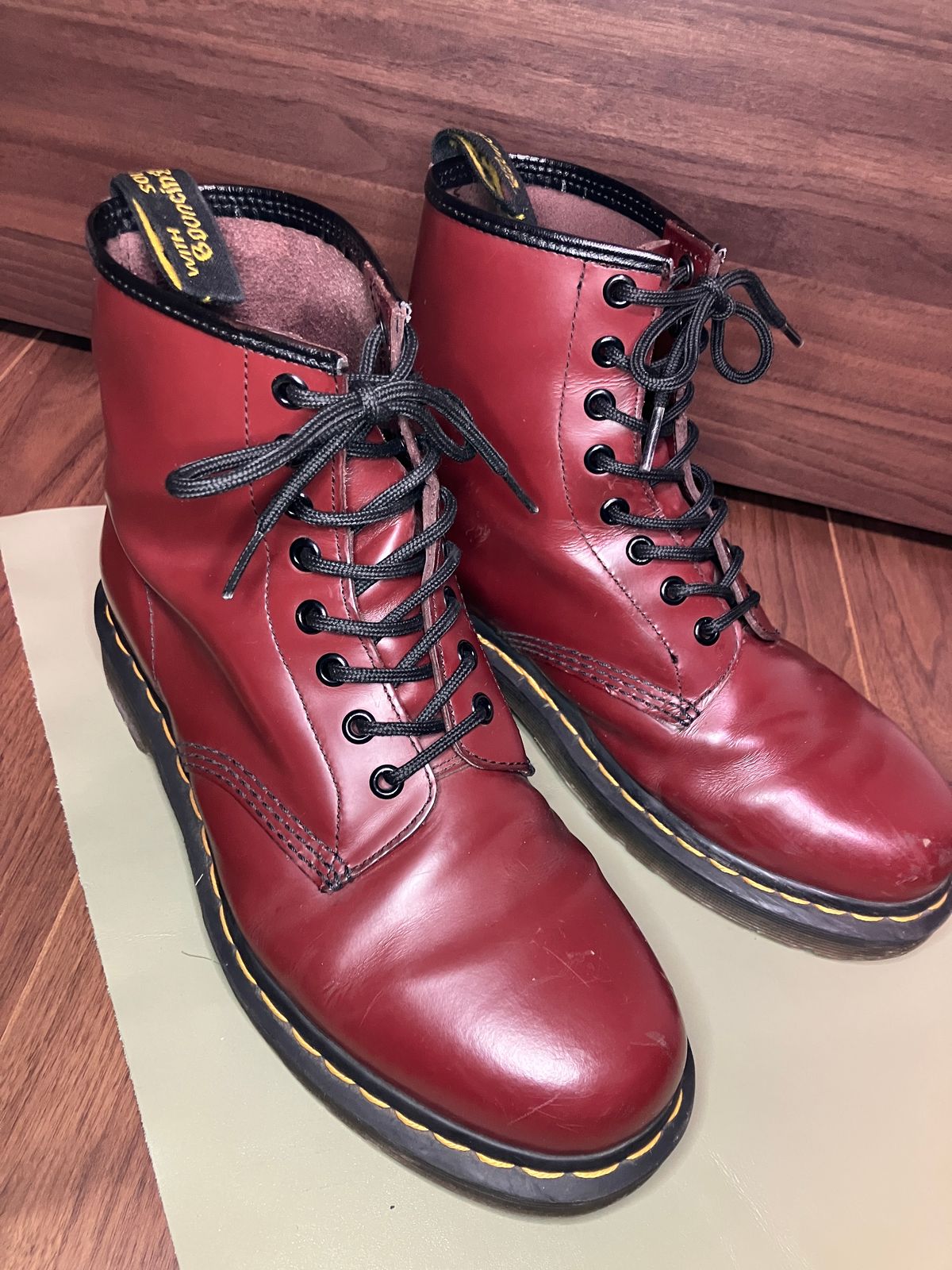 Photo by maru on December 23, 2024 of the Dr. Martens 1460 8Hole Boots in Dr. Martens Smooth Leather Cherry Red.