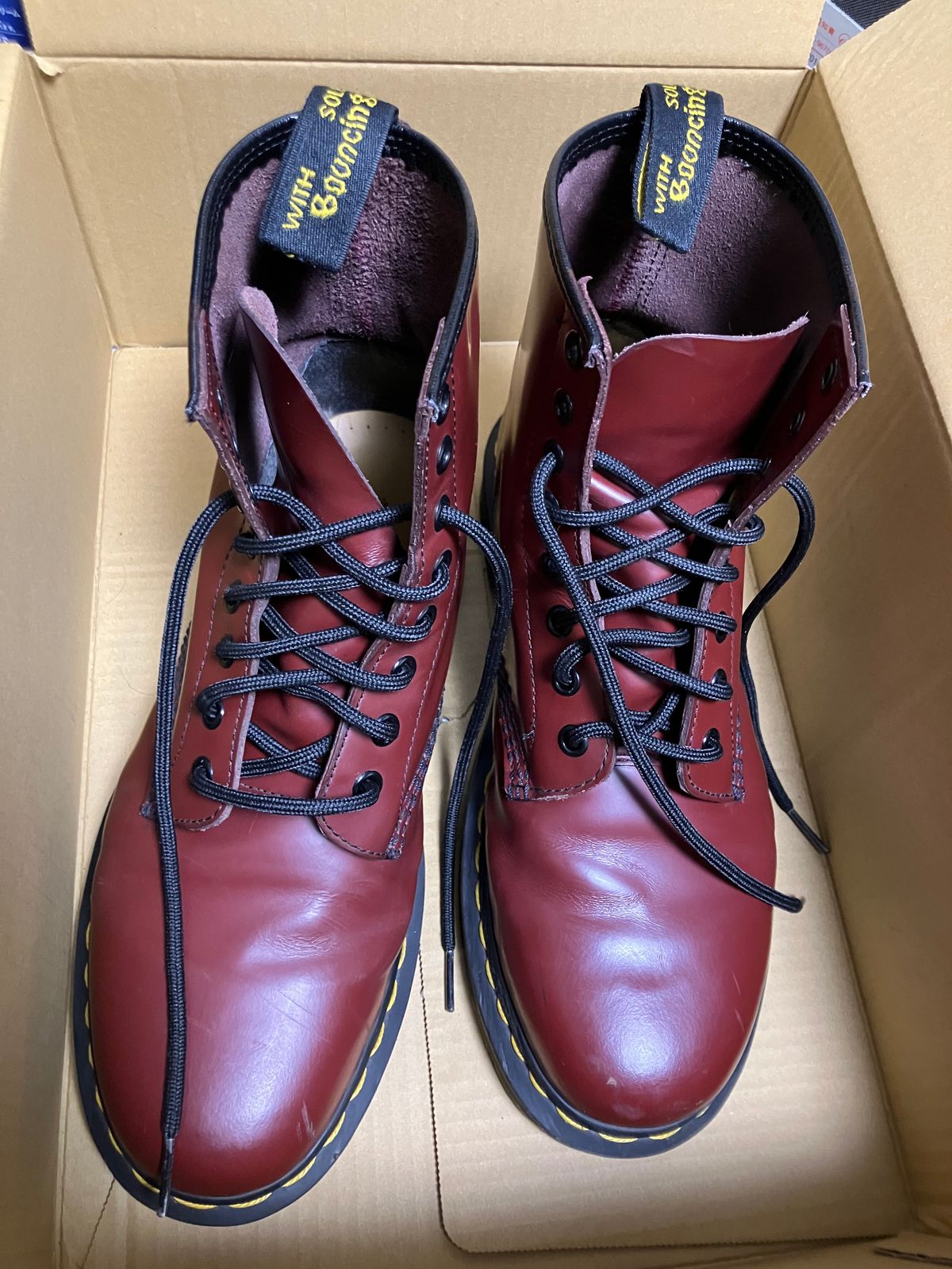 Photo by maru on June 22, 2024 of the Dr. Martens 1460 8Hole Boots in Dr. Martens Smooth Leather Cherry Red.