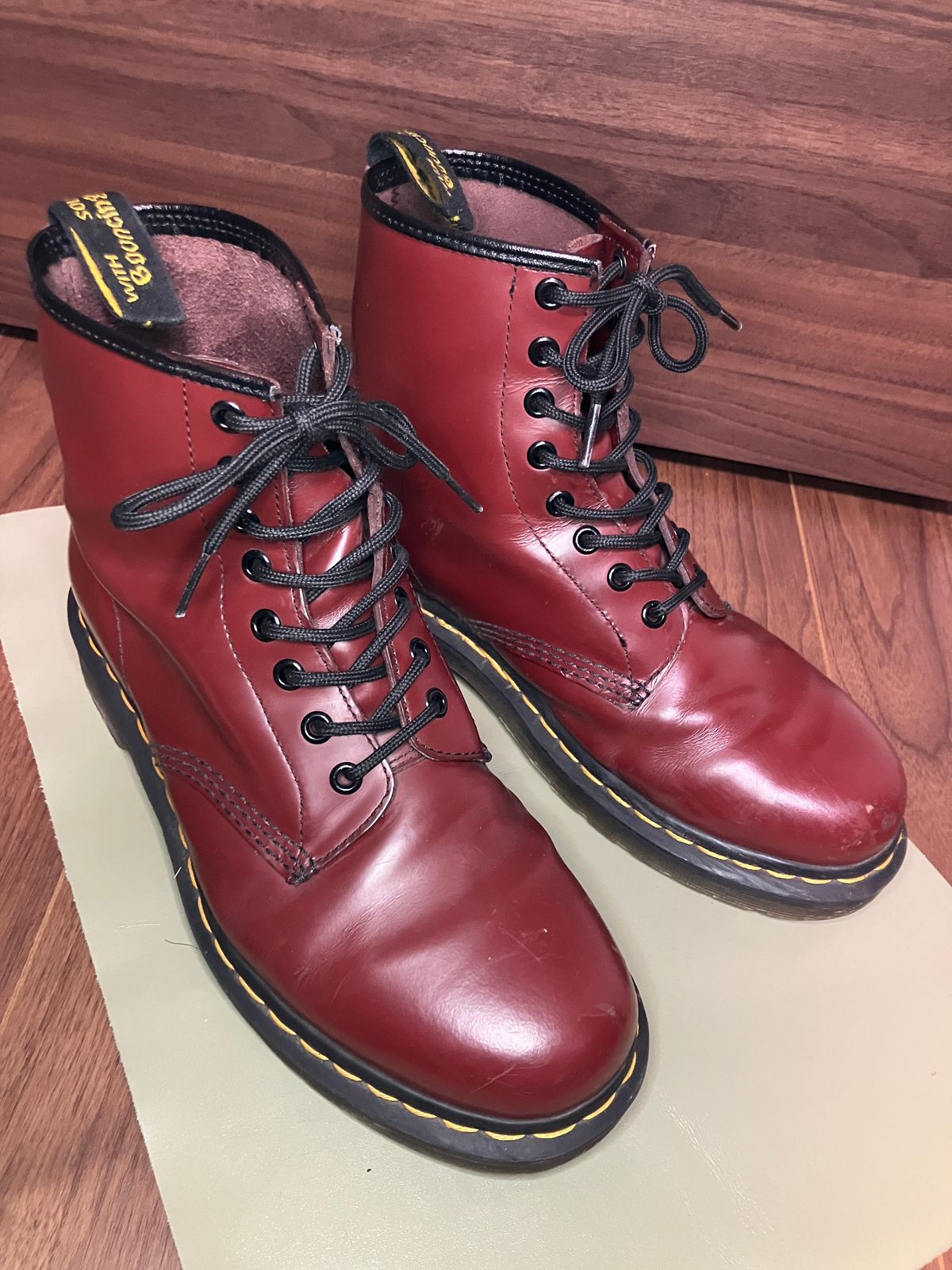 Photo by maru on December 23, 2024 of the Dr. Martens 1460 8Hole Boots in Dr. Martens Smooth Leather Cherry Red.