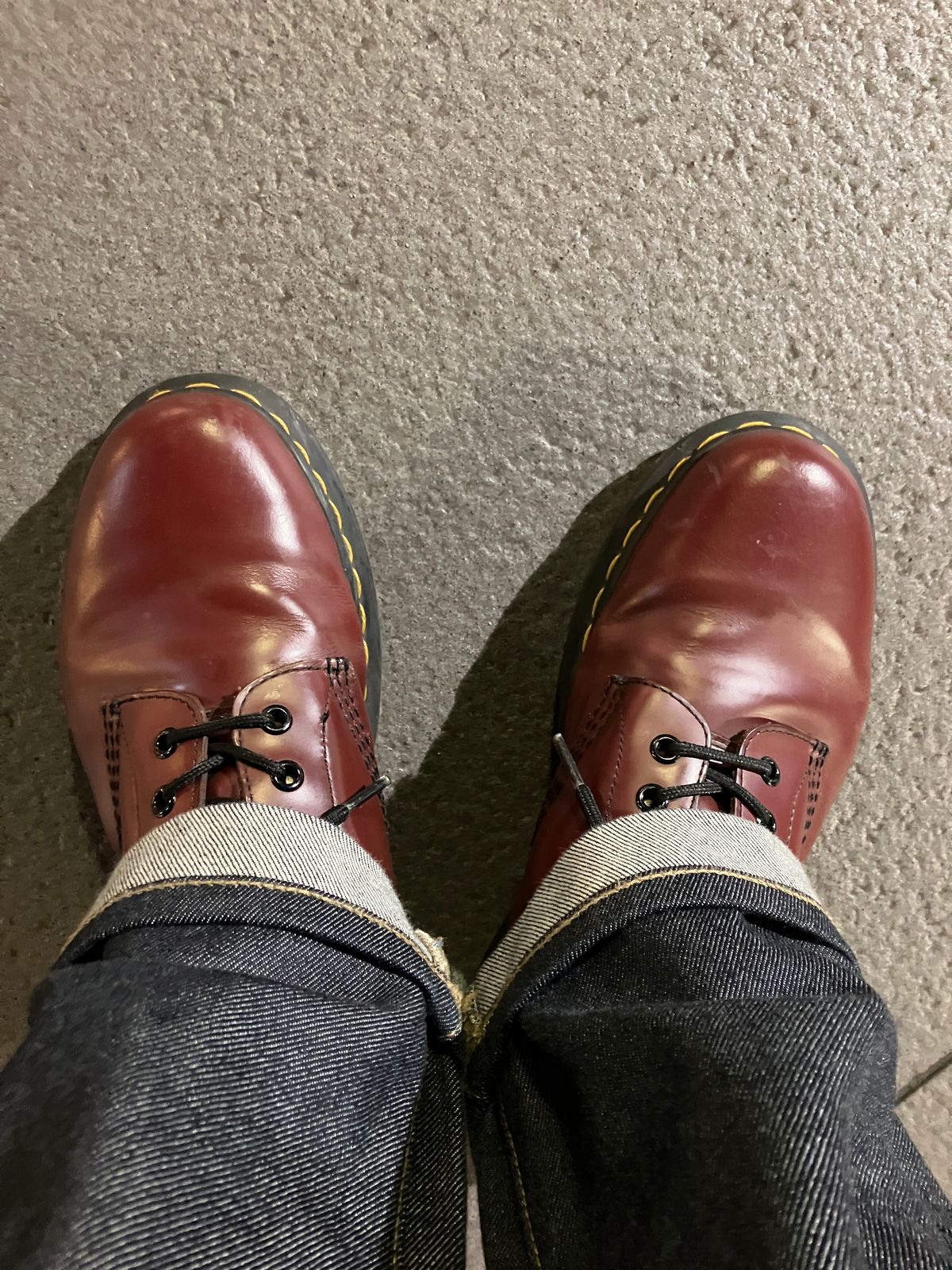 Photo by maru on February 2, 2025 of the Dr. Martens 1460 8Hole Boots in Dr. Martens Smooth Leather Cherry Red.