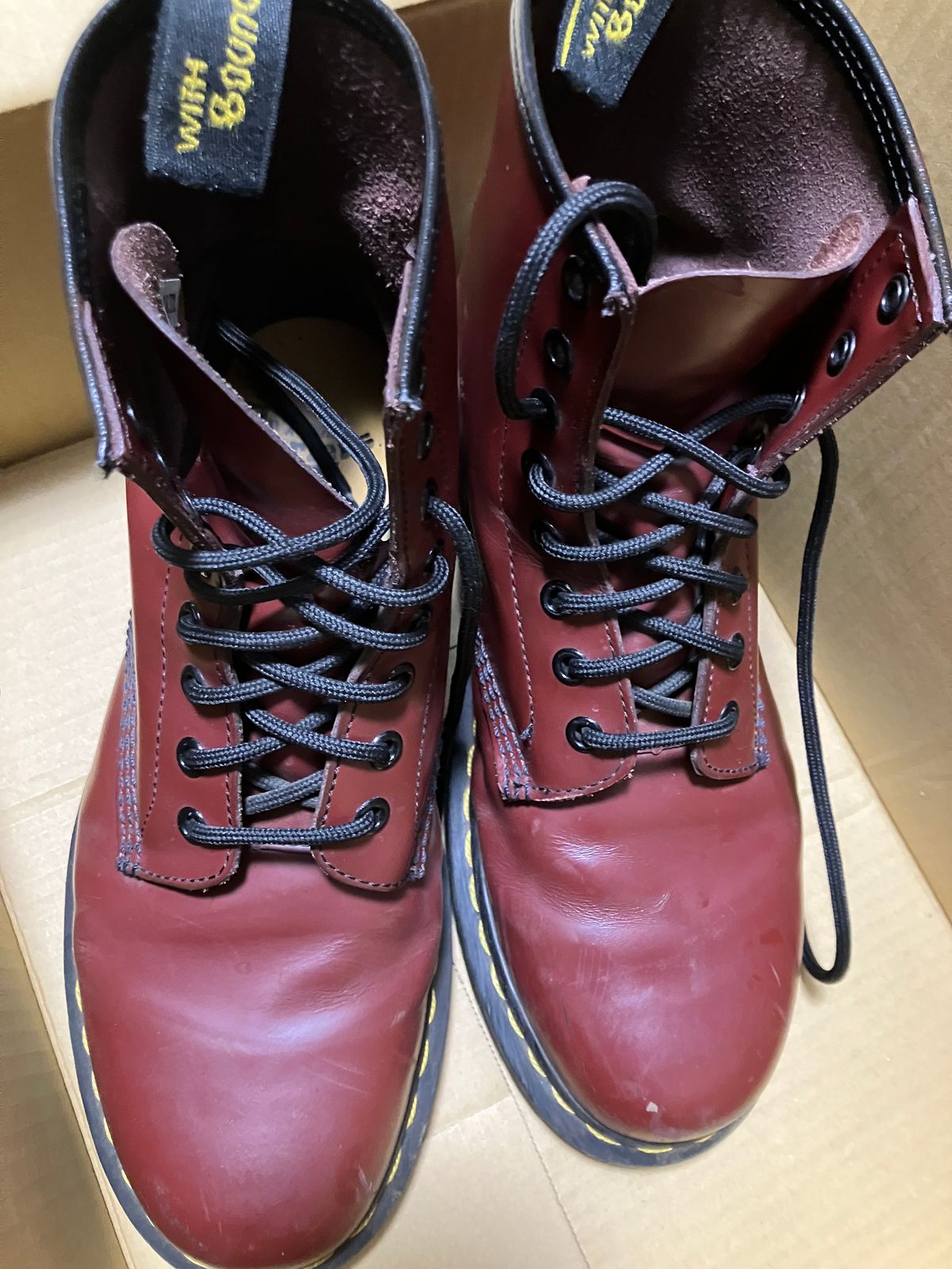 Photo by maru on June 20, 2024 of the Dr. Martens 1460 8Hole Boots in Dr. Martens Smooth Leather Cherry Red.