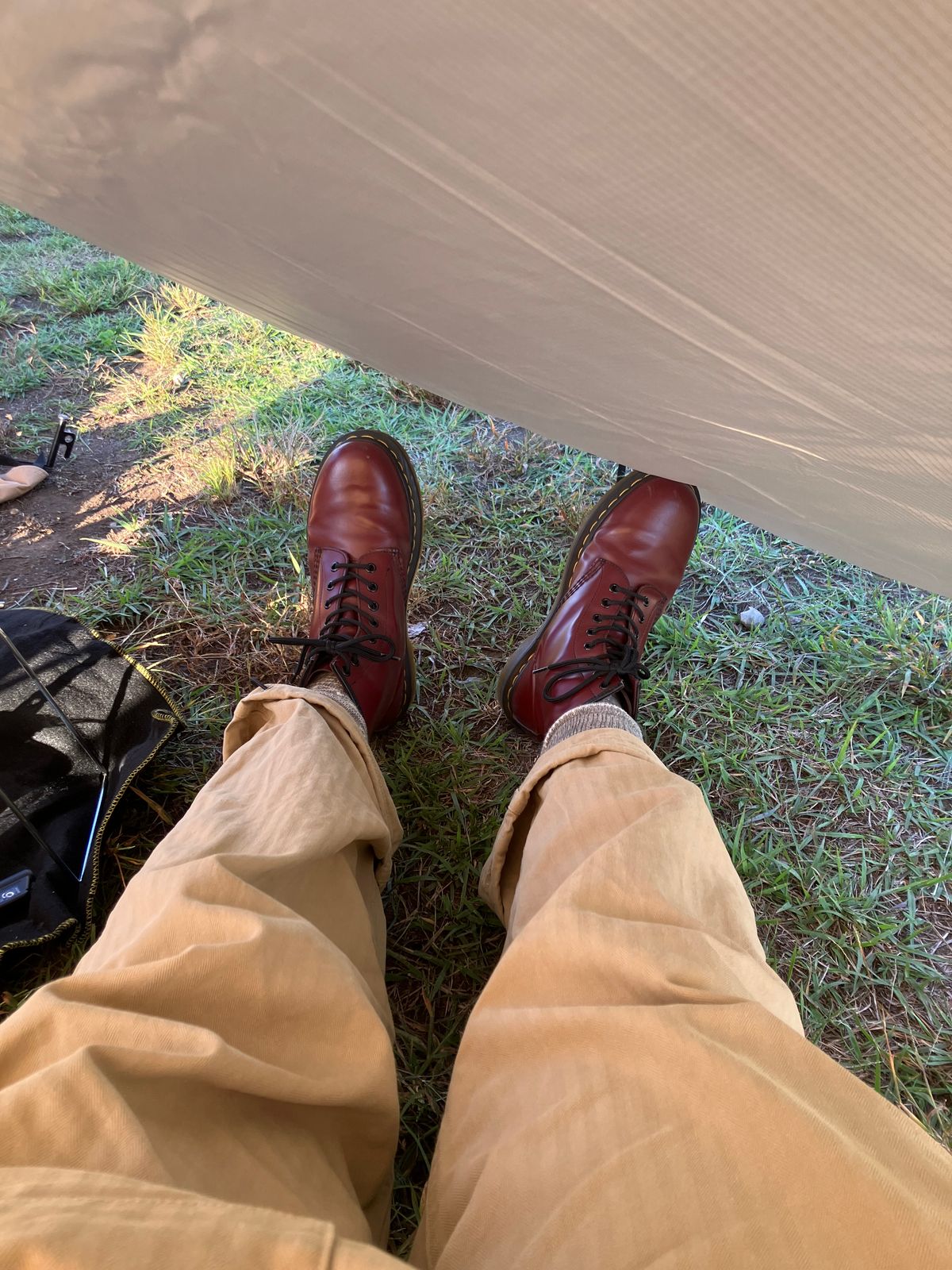 Photo by maru on October 14, 2024 of the Dr. Martens 1460 8Hole Boots in Dr. Martens Smooth Leather Cherry Red.