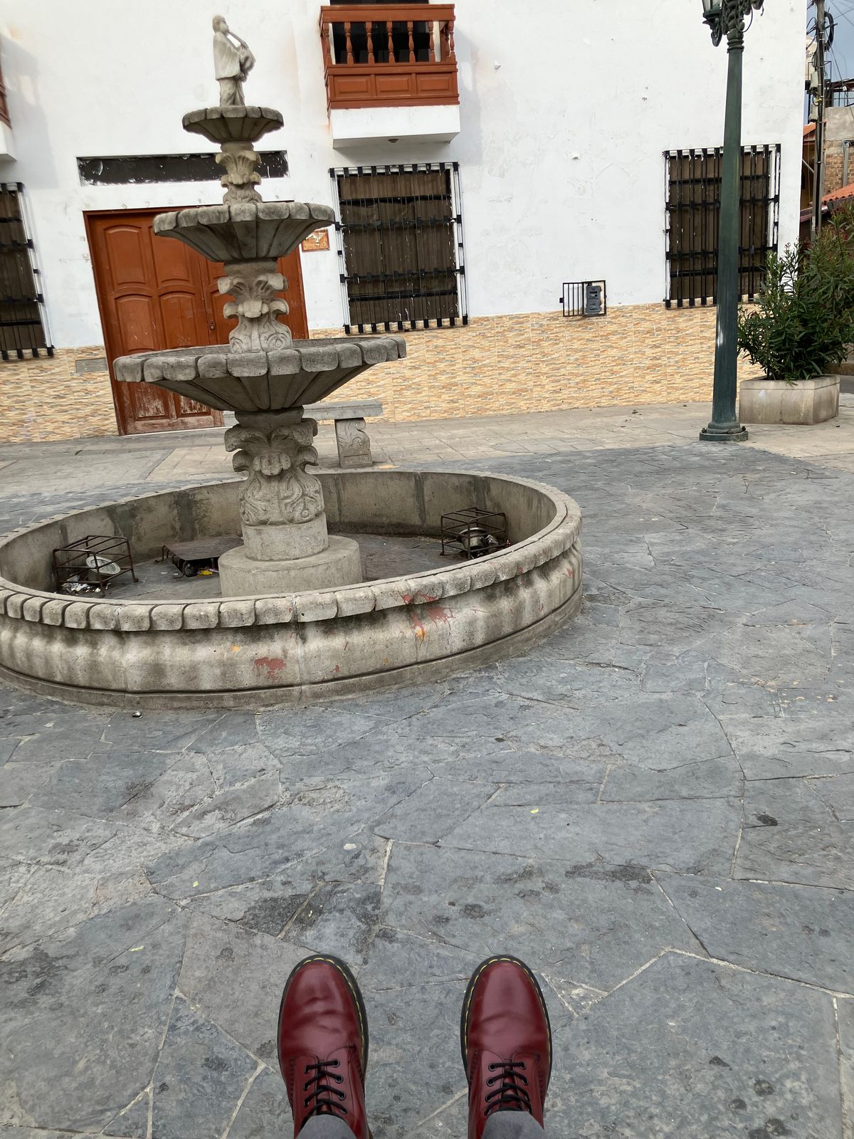 Photo by maru on November 4, 2024 of the Dr. Martens 1460 8Hole Boots in Dr. Martens Smooth Leather Cherry Red.