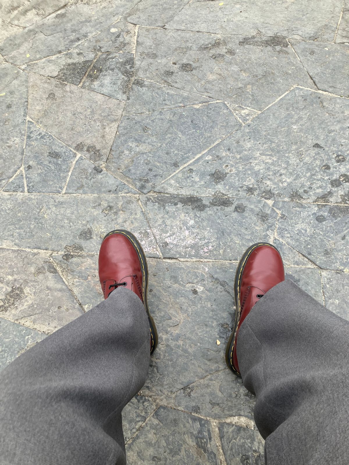 Photo by maru on November 4, 2024 of the Dr. Martens 1460 8Hole Boots in Dr. Martens Smooth Leather Cherry Red.