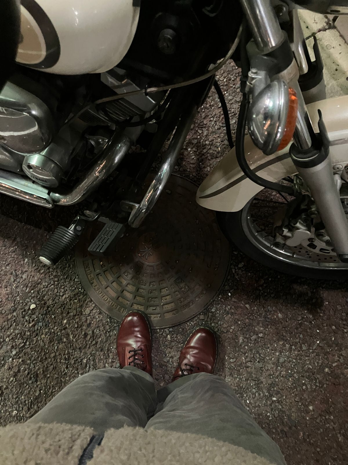 Photo by maru on April 6, 2025 of the Dr. Martens 1460 8Hole Boots in Dr. Martens Smooth Leather Cherry Red.