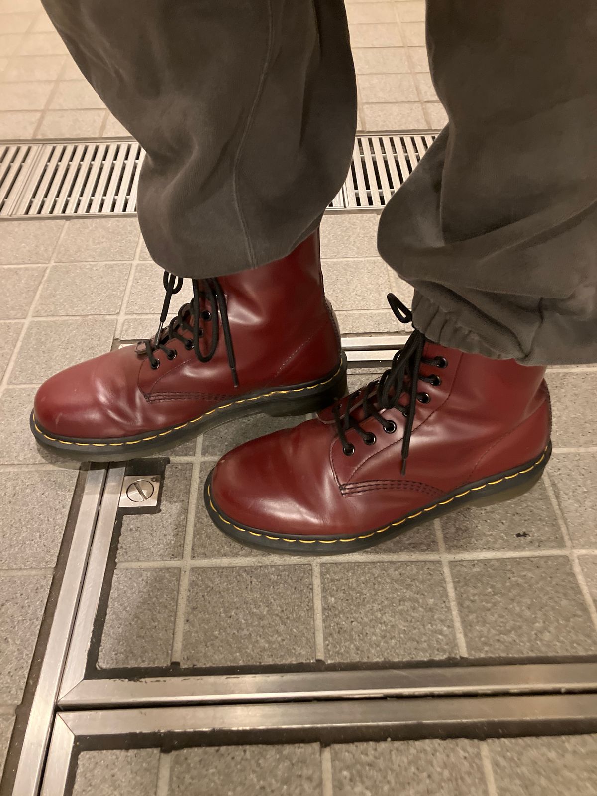 Photo by maru on April 20, 2025 of the Dr. Martens 1460 8Hole Boots in Dr. Martens Smooth Leather Cherry Red.