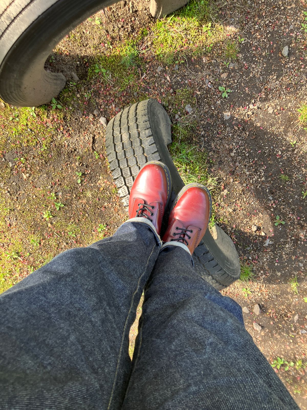 Photo by maru on May 3, 2025 of the Dr. Martens 1460 8Hole Boots in Dr. Martens Smooth Leather Cherry Red.