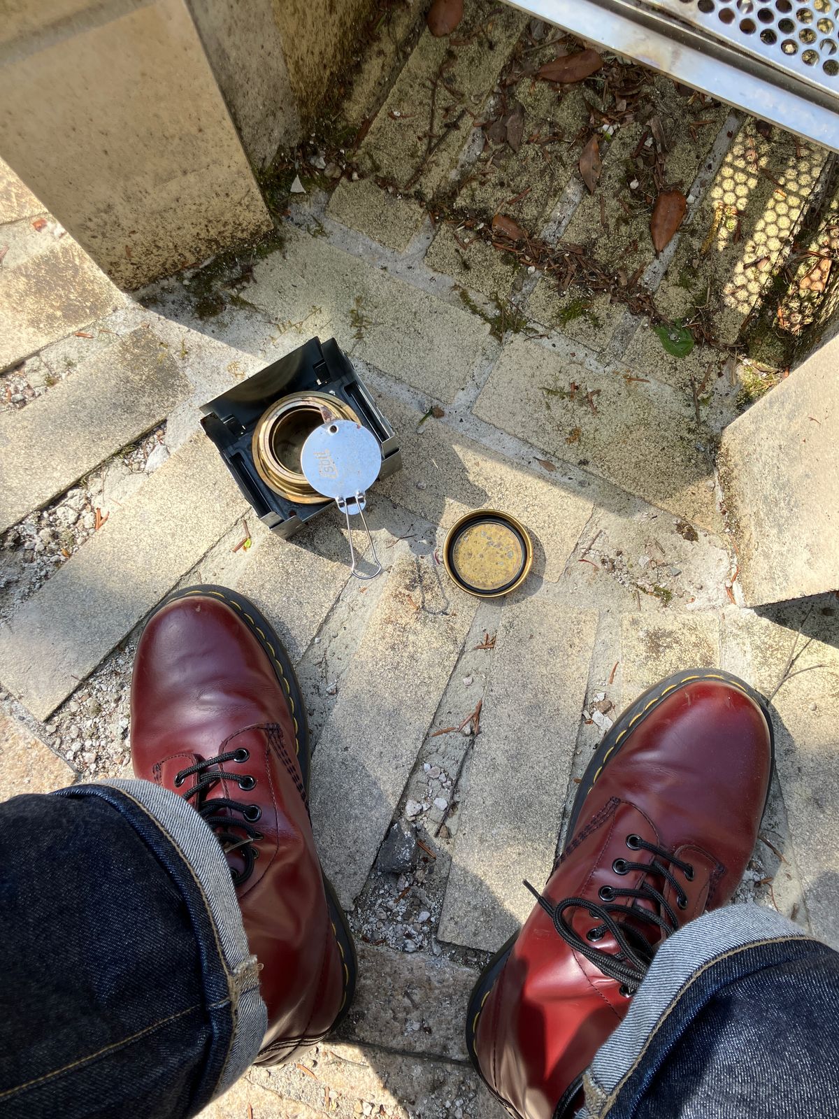 Photo by maru on May 3, 2025 of the Dr. Martens 1460 8Hole Boots in Dr. Martens Smooth Leather Cherry Red.