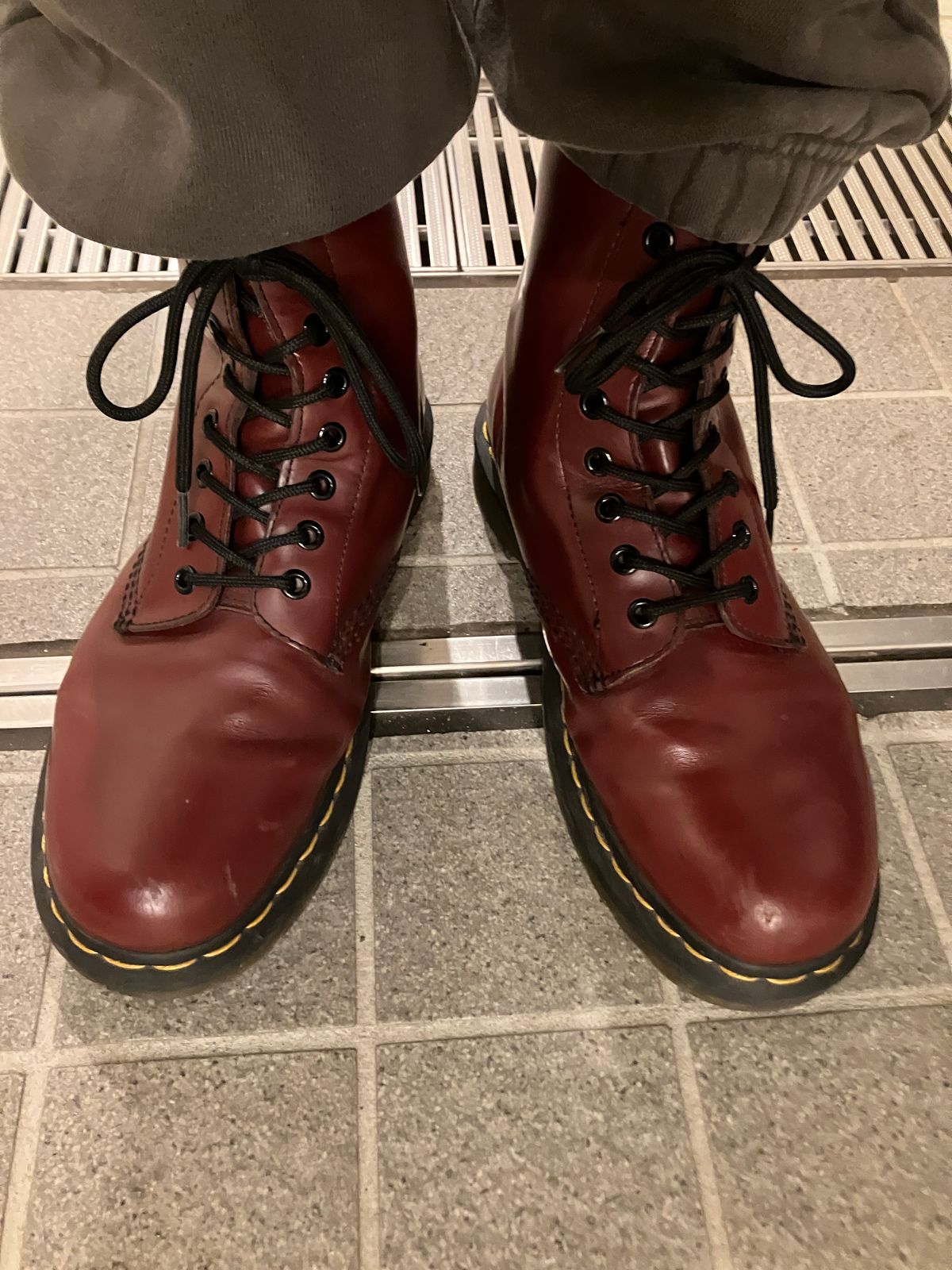 Photo by maru on April 20, 2025 of the Dr. Martens 1460 8Hole Boots in Dr. Martens Smooth Leather Cherry Red.