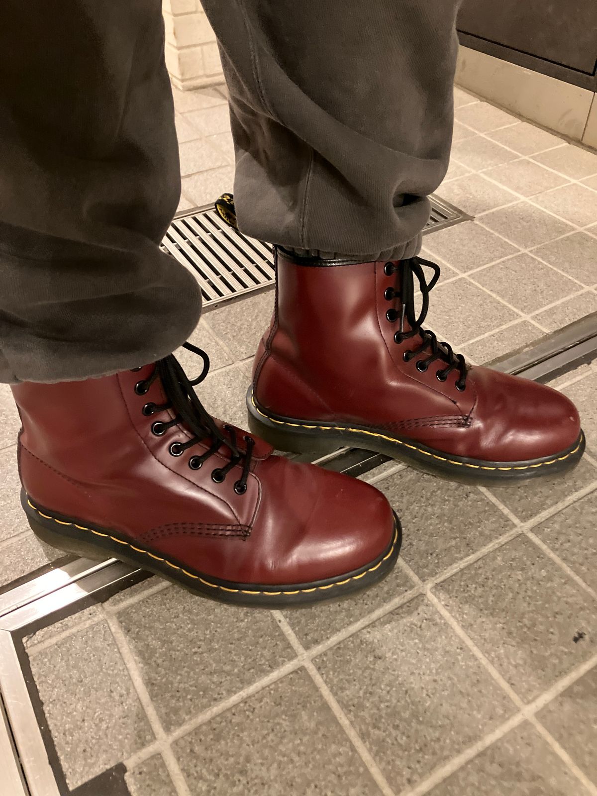 Photo by maru on April 20, 2025 of the Dr. Martens 1460 8Hole Boots in Dr. Martens Smooth Leather Cherry Red.